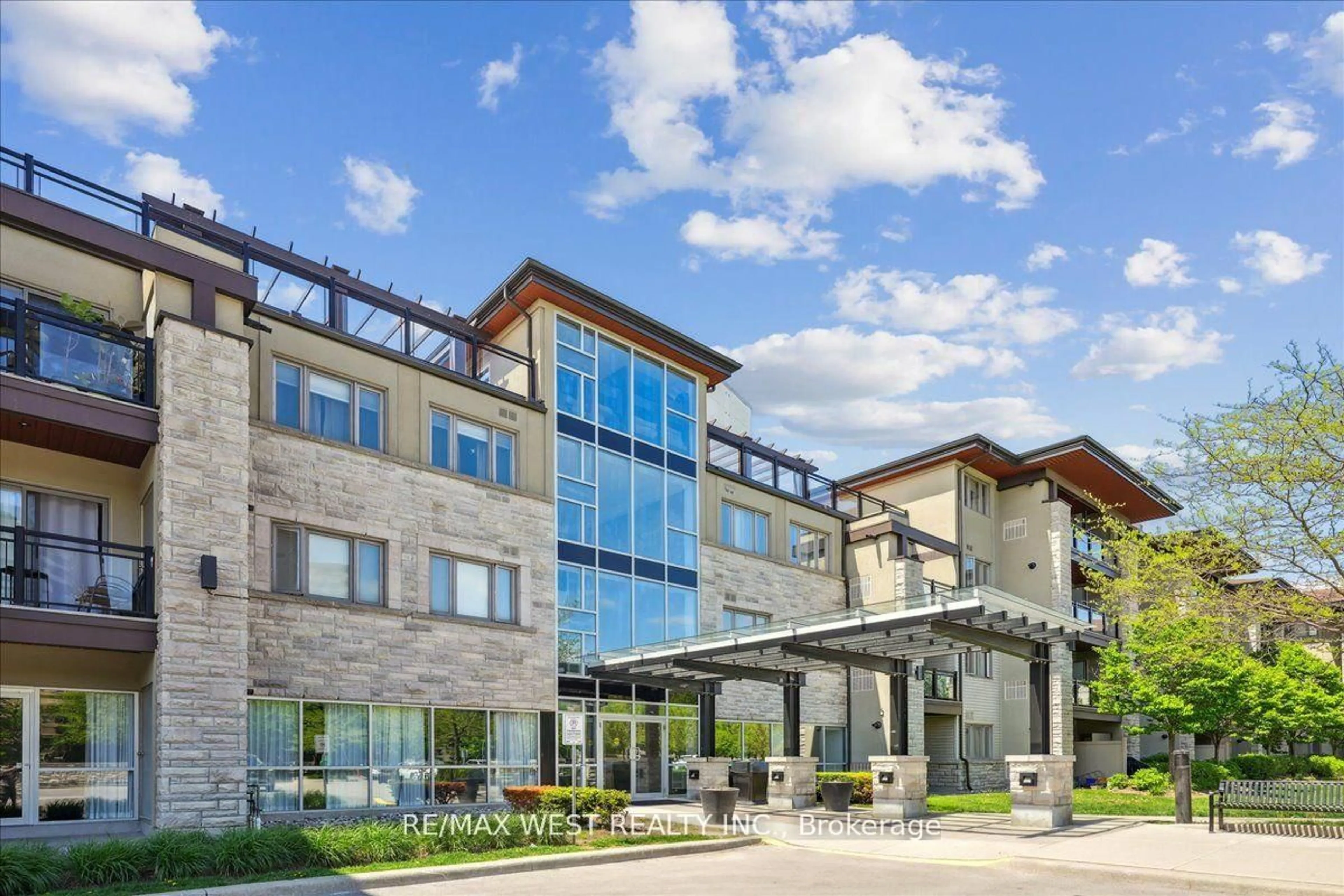 Patio, building for 570 Lolita Gdns #345, Mississauga Ontario L5A 0A1