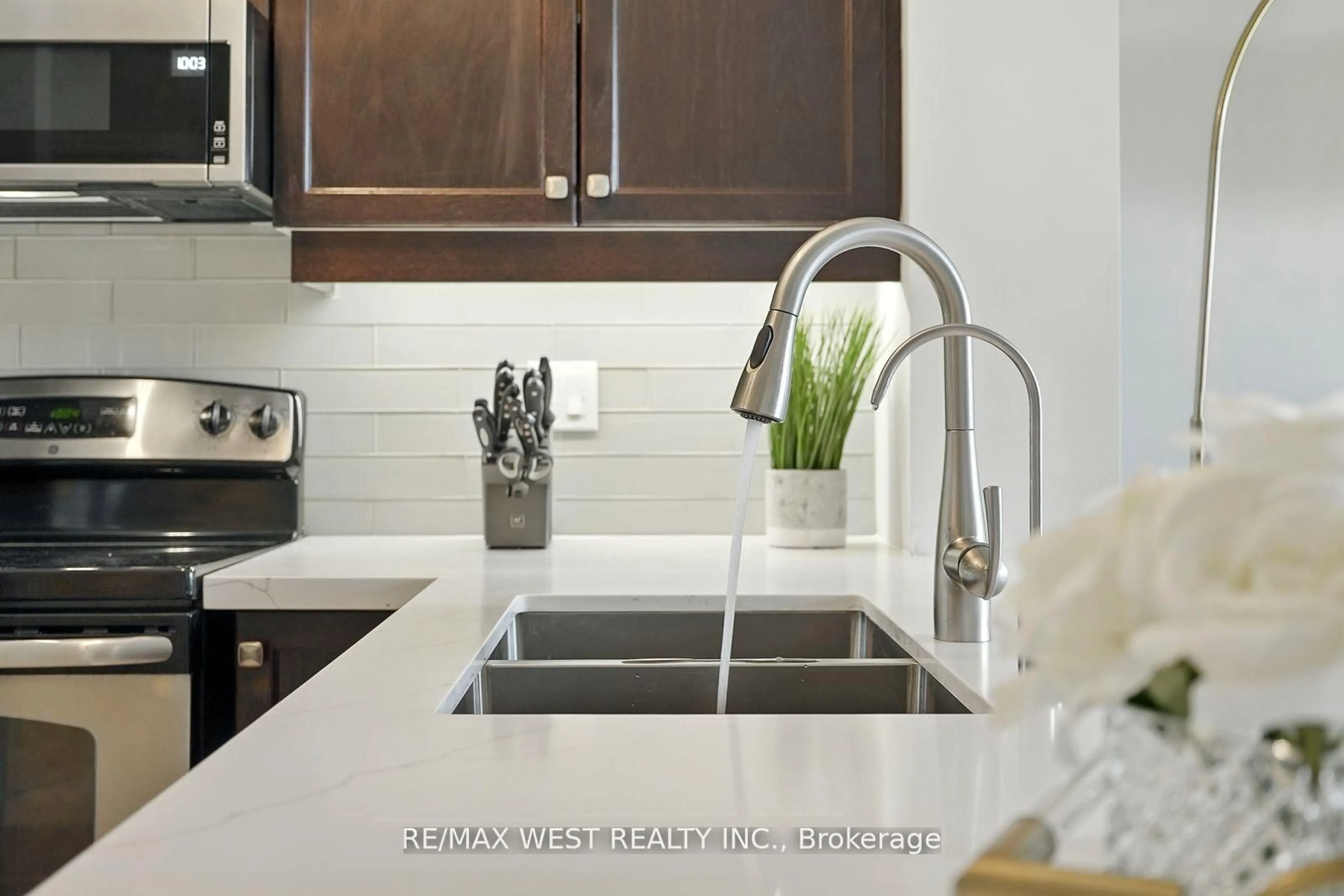 Contemporary kitchen, ceramic/tile floor for 570 Lolita Gdns #345, Mississauga Ontario L5A 0A1