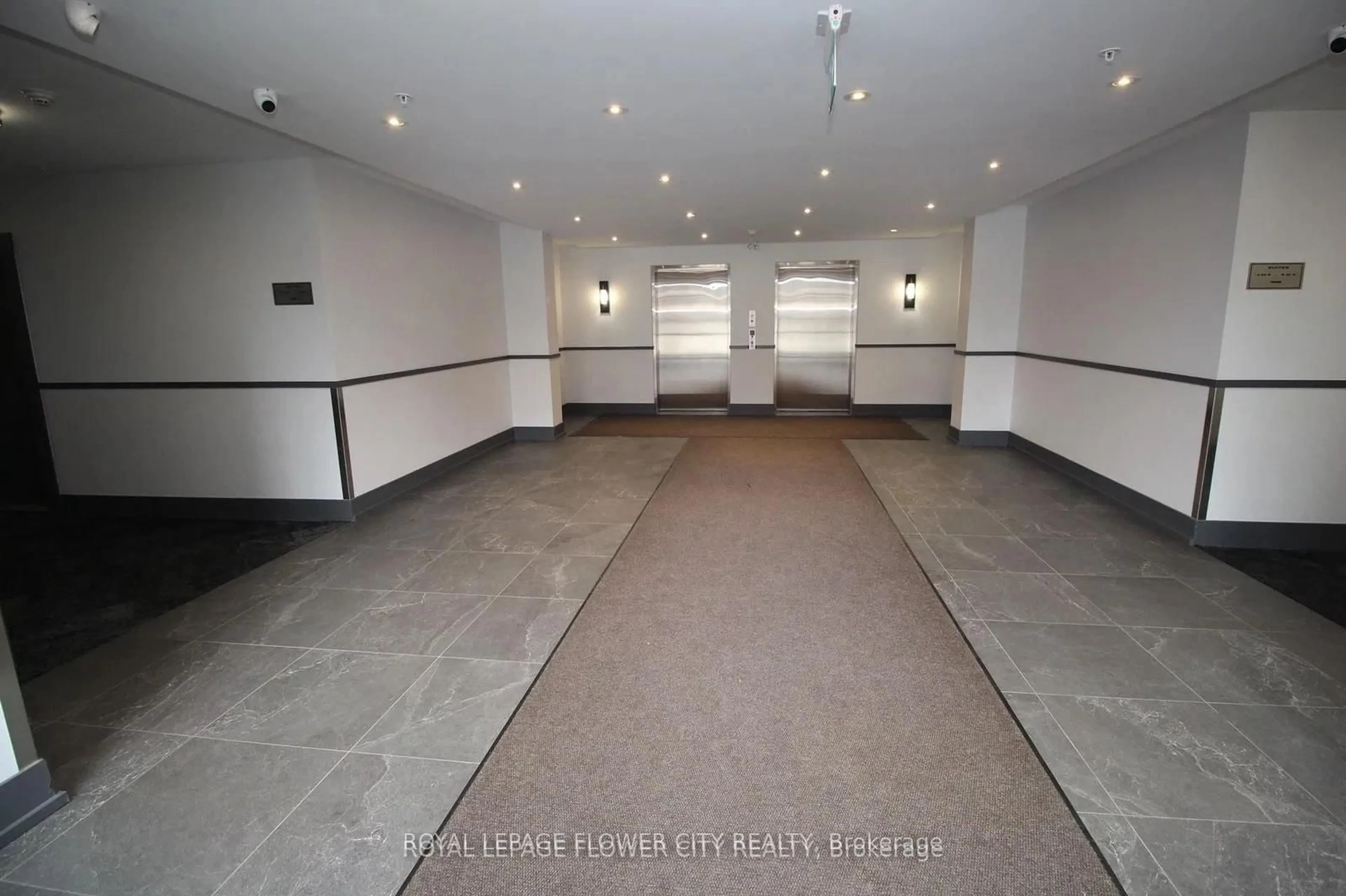 Indoor foyer for 570 Lolita Gdns #215, Mississauga Ontario L5A 0A1