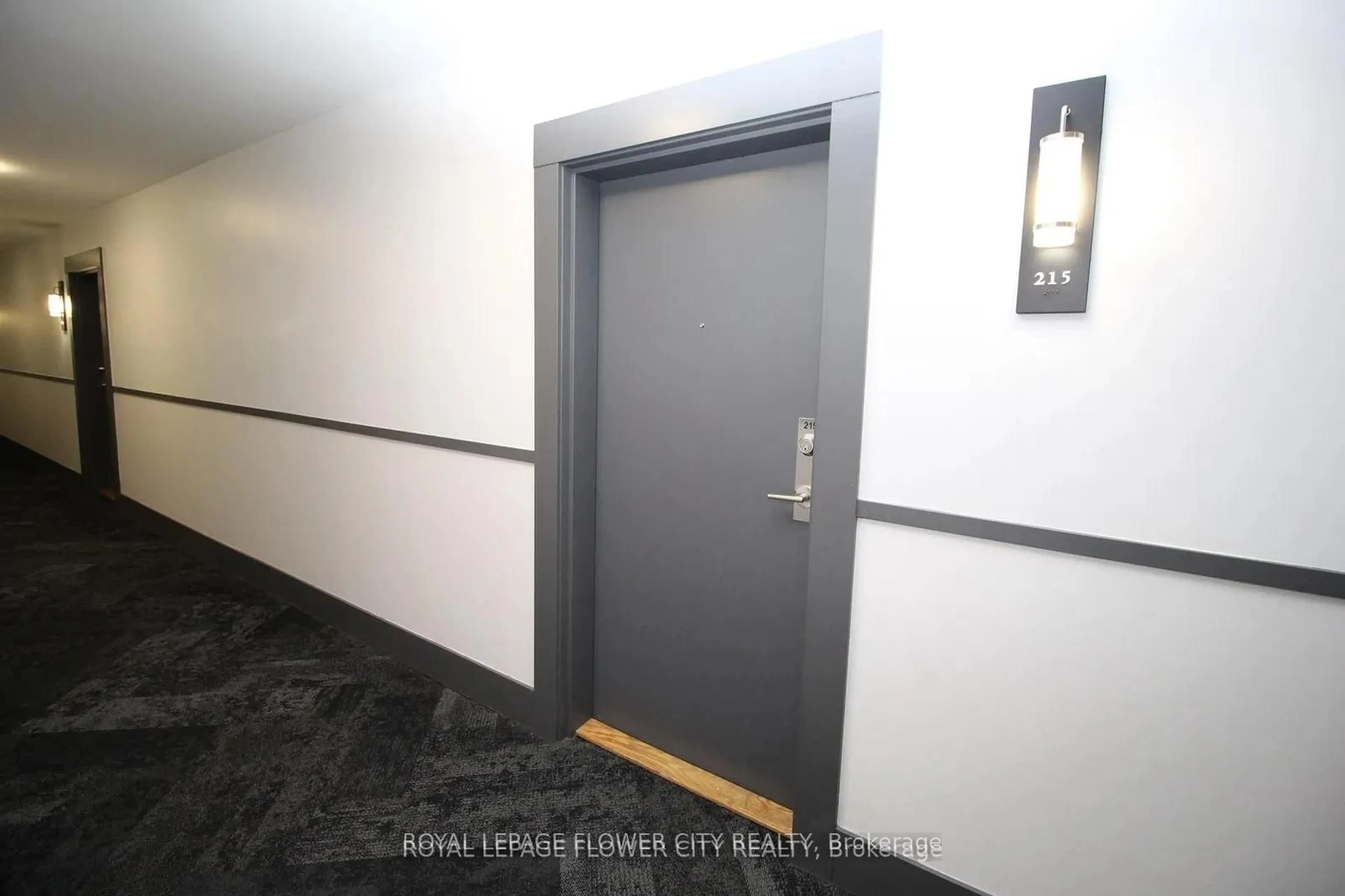 Indoor foyer for 570 Lolita Gdns #215, Mississauga Ontario L5A 0A1