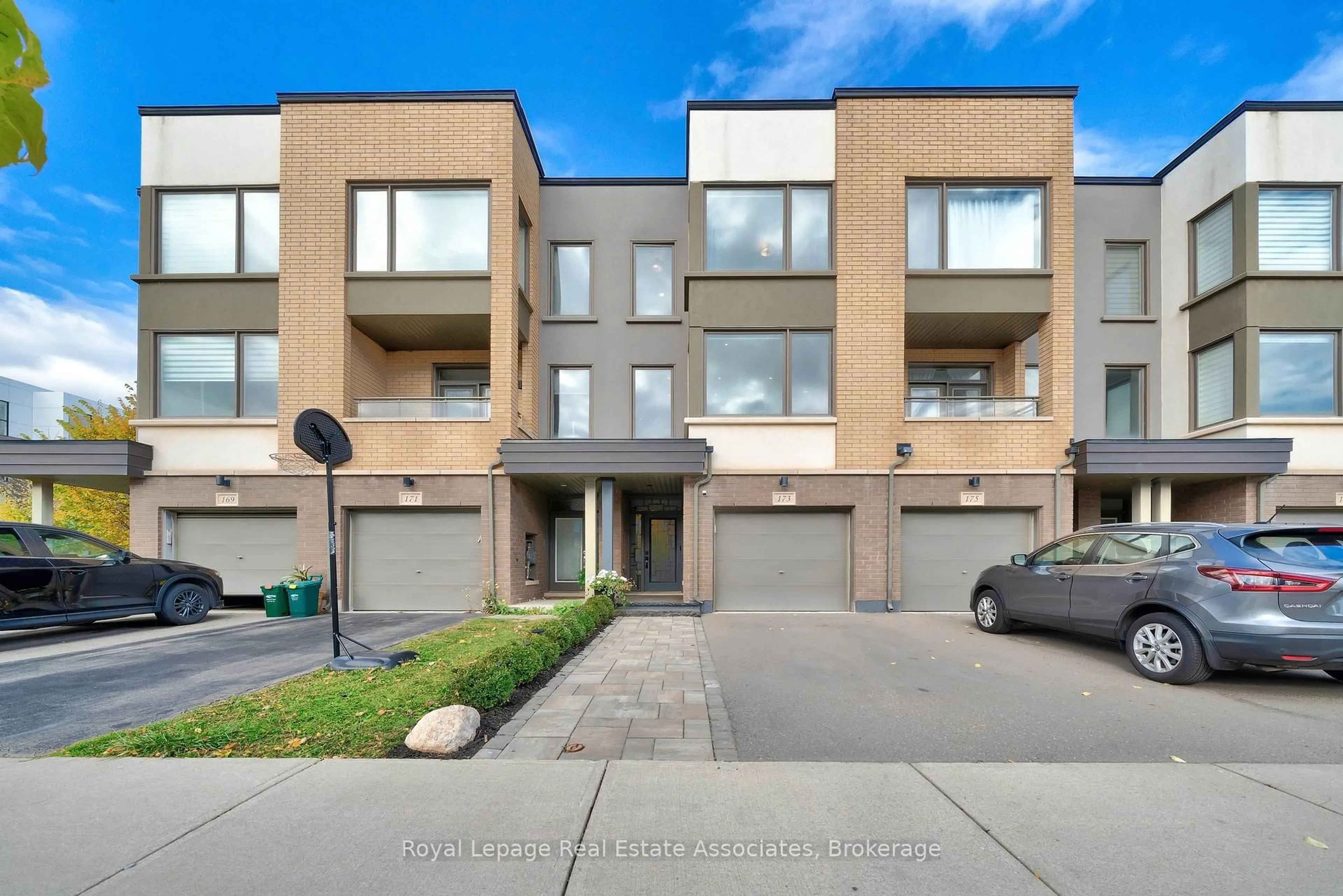 A pic from outside/outdoor area/front of a property/back of a property/a pic from drone, street for 173 Sabina Dr, Oakville Ontario L6H 0L4