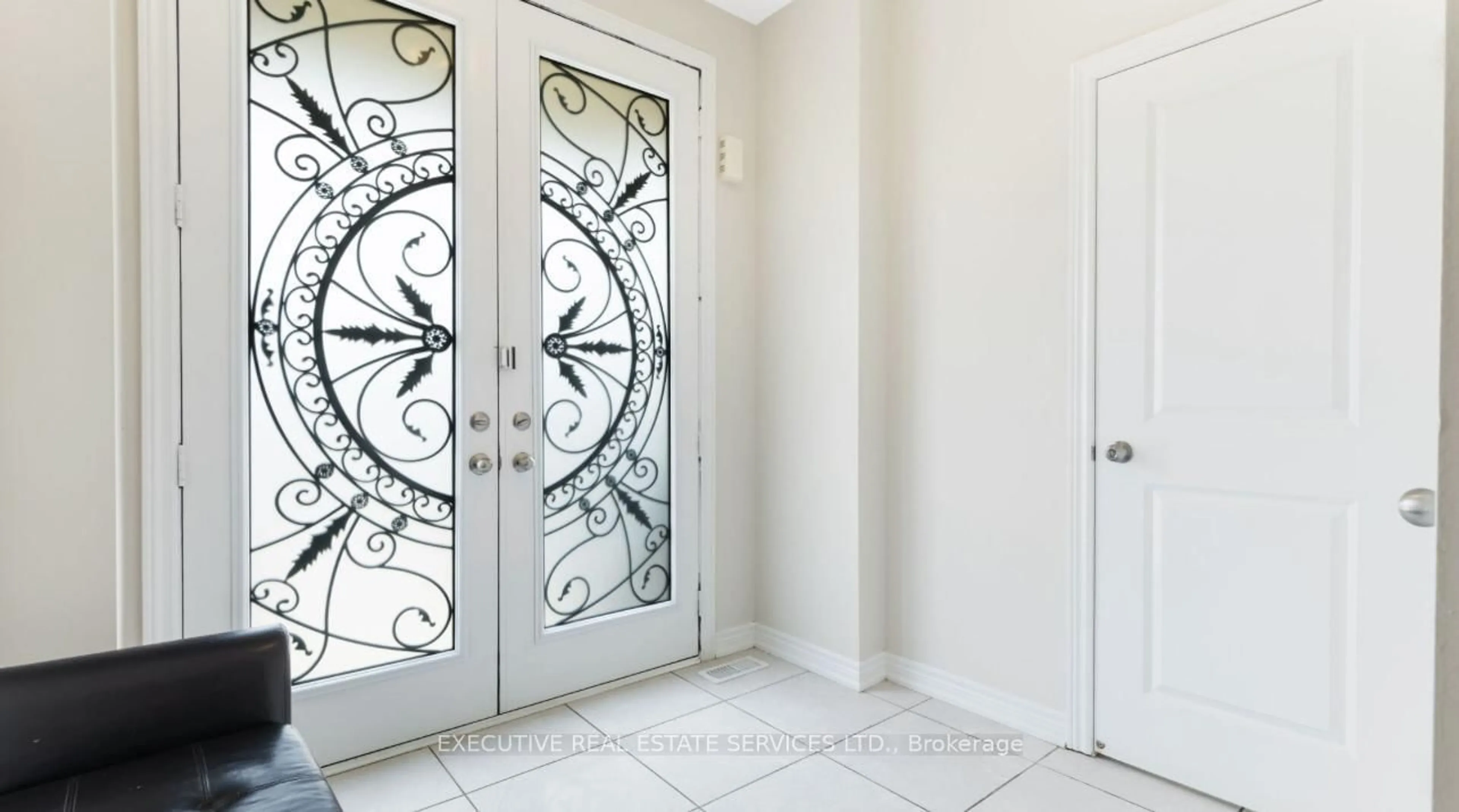 Indoor entryway for 28 Merrybrook Tr, Brampton Ontario L7A 4V8