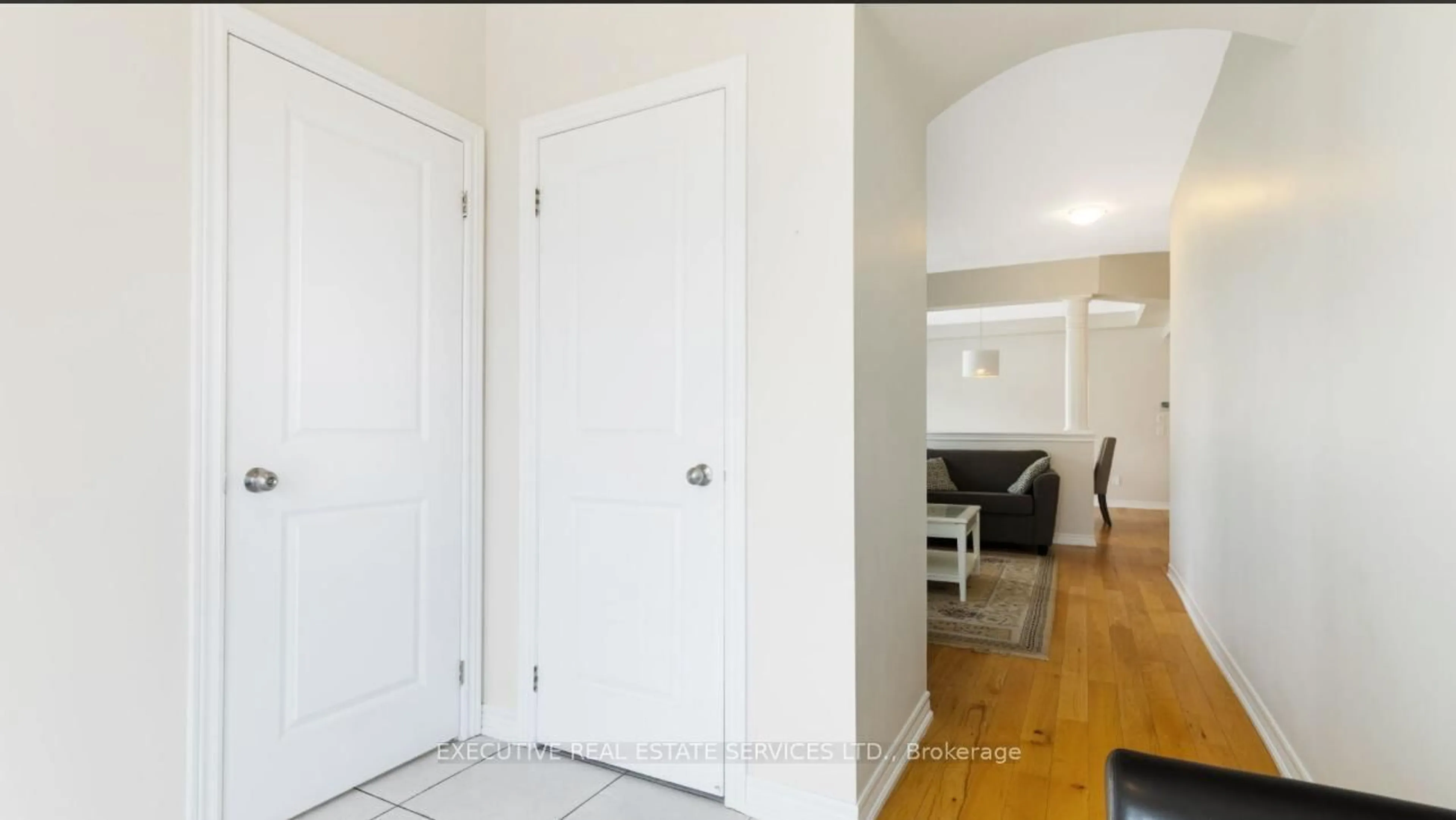 Indoor entryway for 28 Merrybrook Tr, Brampton Ontario L7A 4V8