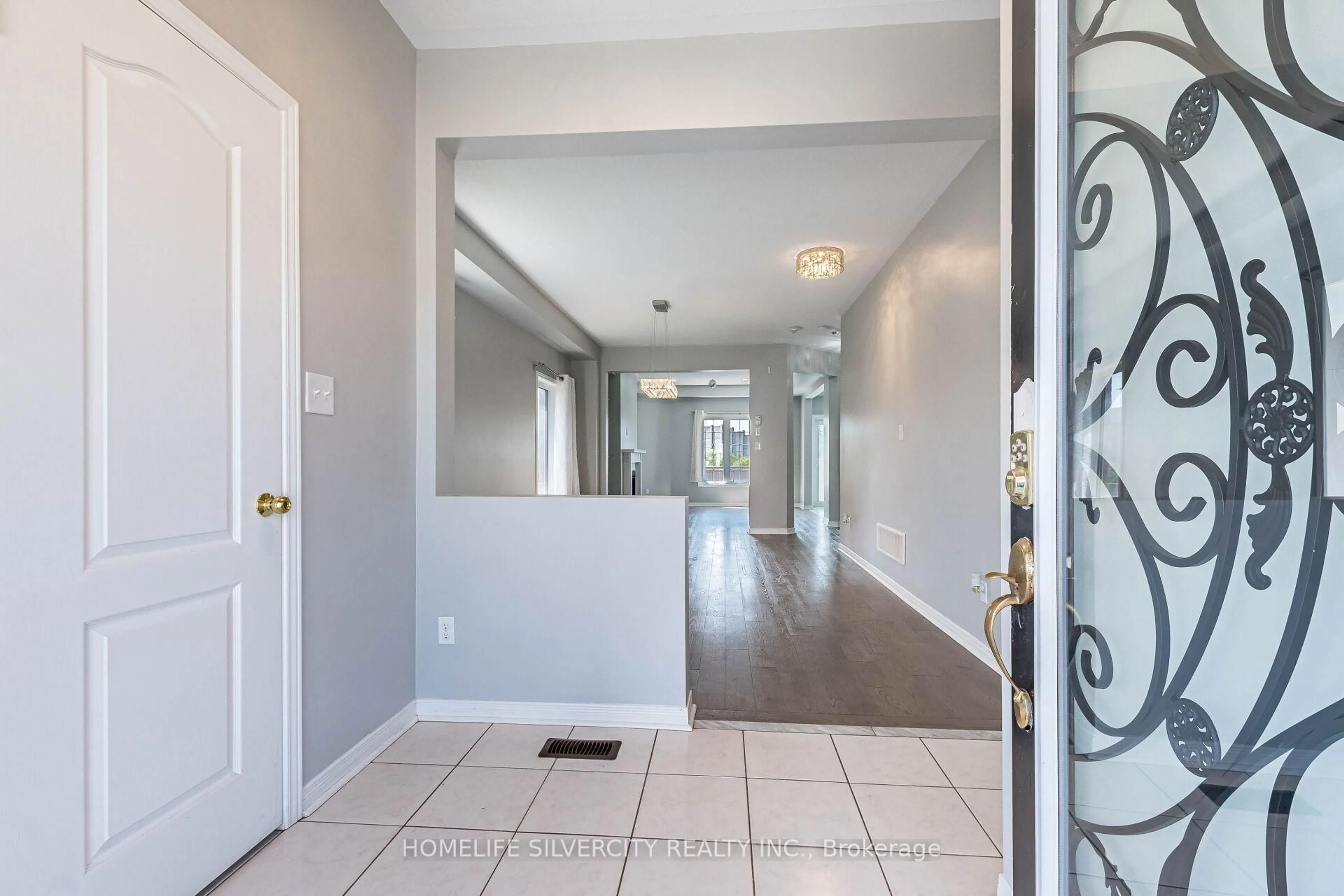 Indoor entryway for 42 Cookview Dr, Brampton Ontario L6R 3T6