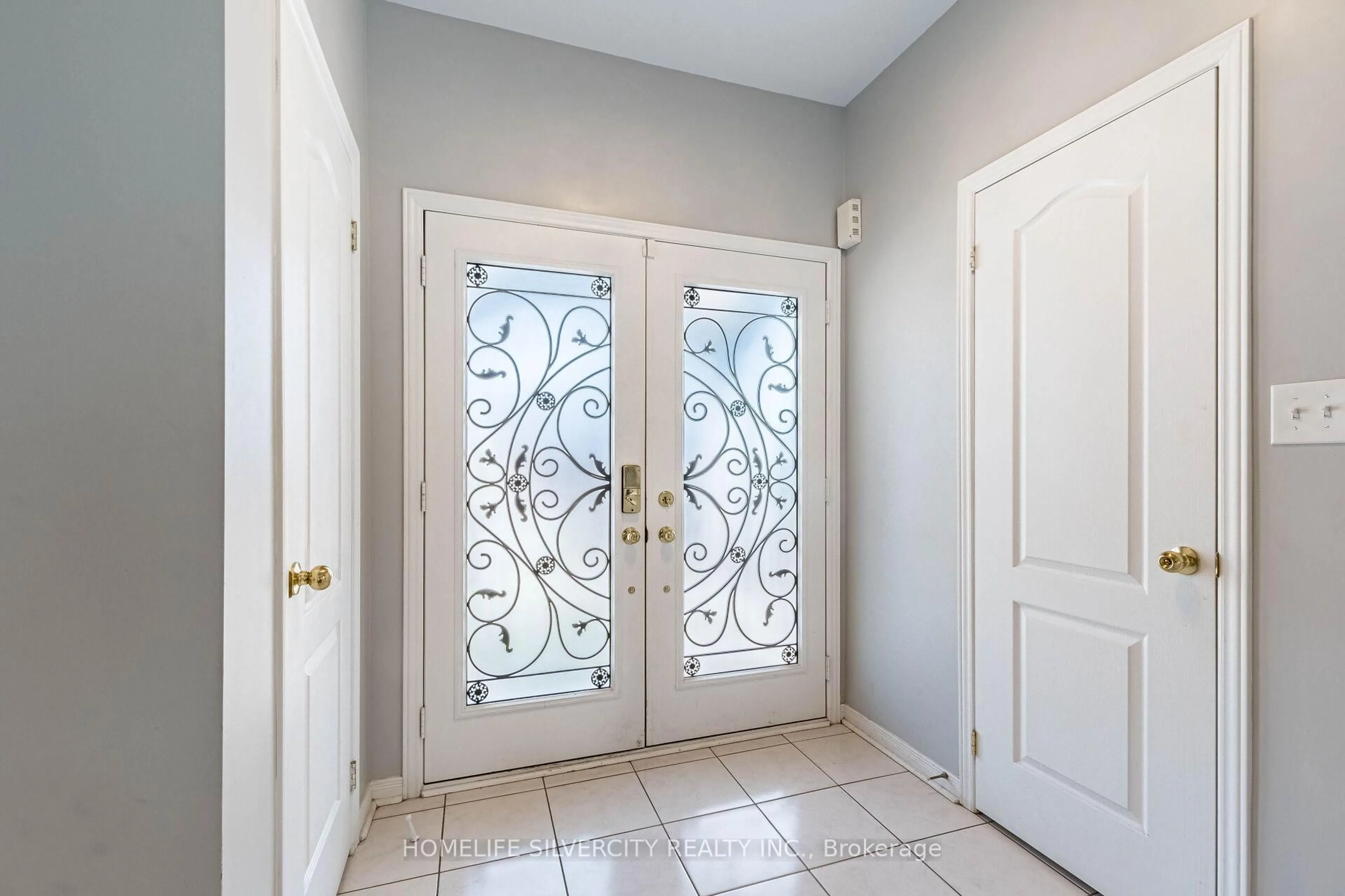 Indoor entryway for 42 Cookview Dr, Brampton Ontario L6R 3T6