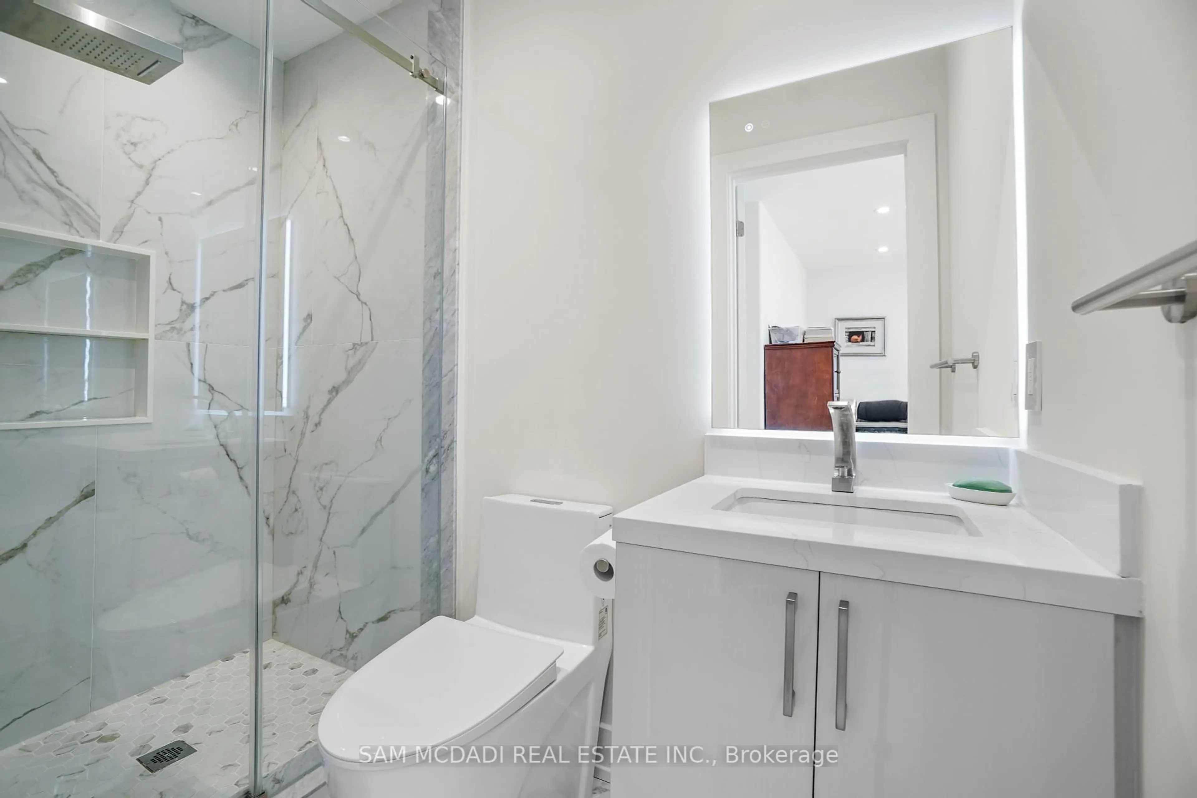 Standard bathroom, ceramic/tile floor for 1036 Enola Ave, Mississauga Ontario L5G 4A9
