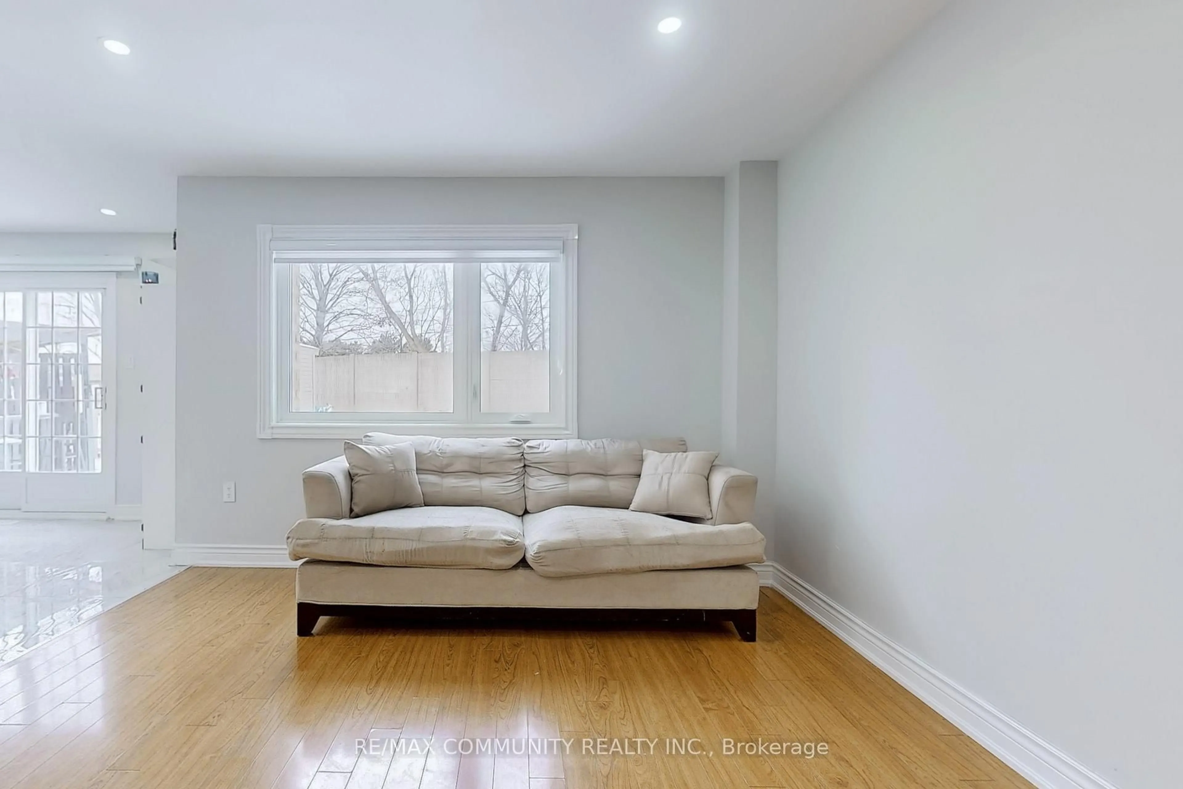 Living room with furniture, unknown for 65 Creditstone Rd, Brampton Ontario L6Y 4E9