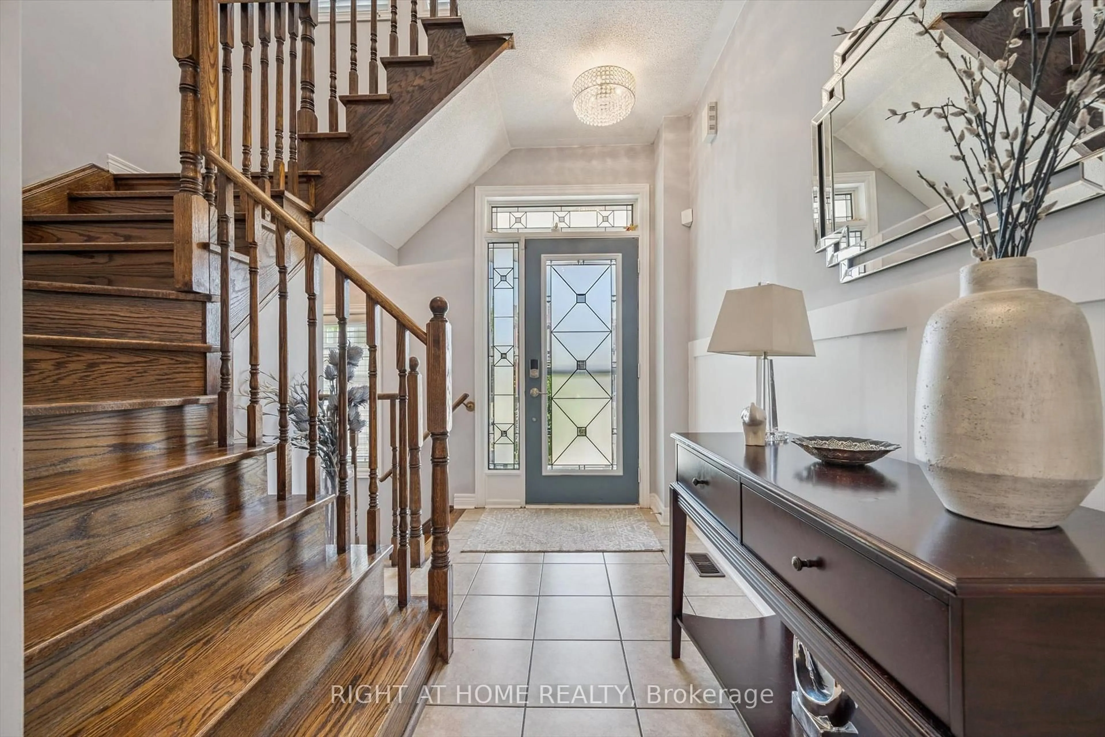 Indoor entryway for 14 Joywill Crt, Brampton Ontario L7A 3T8