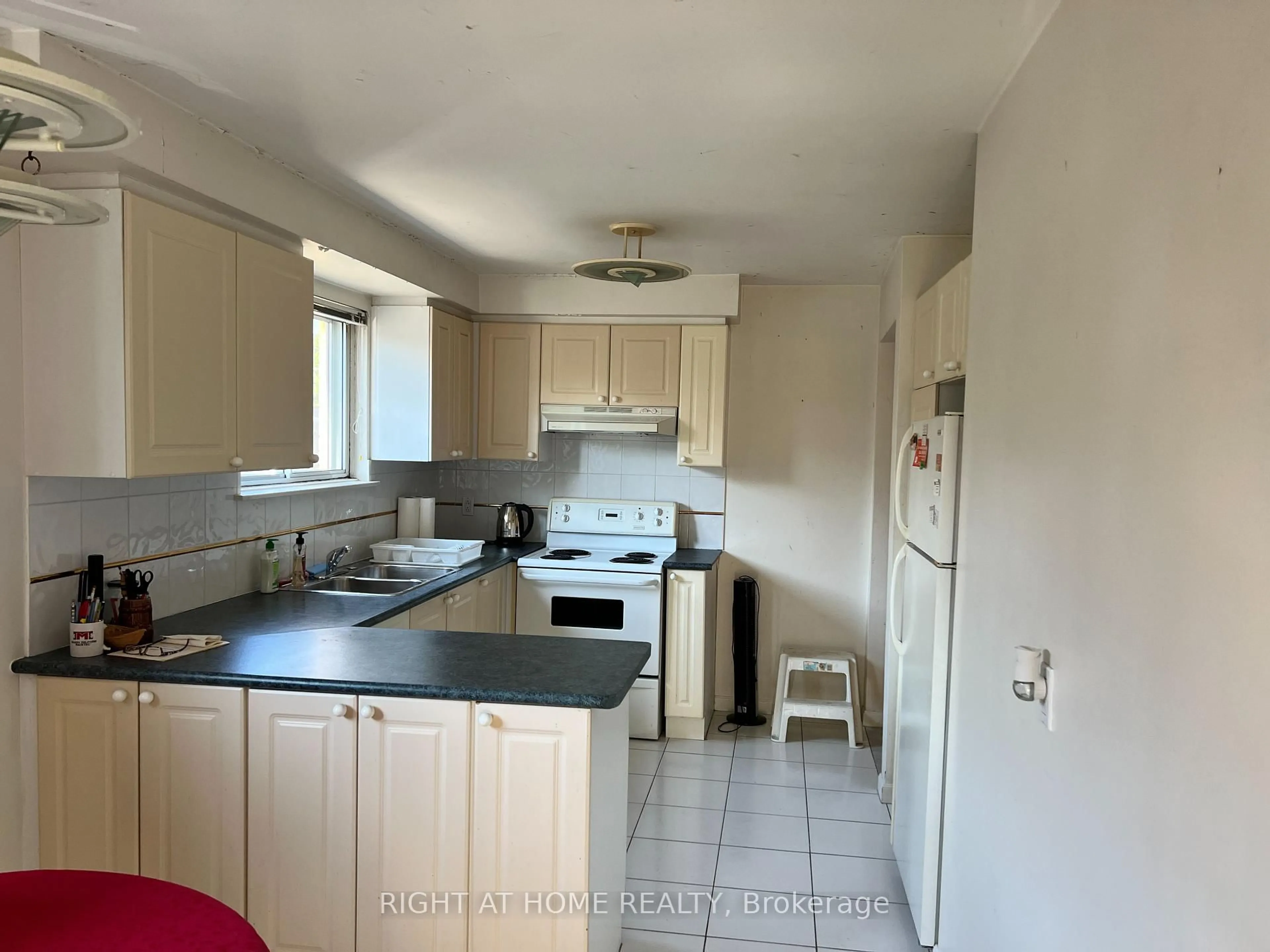 Standard kitchen, unknown for 21 Featherwood Pl, Toronto Ontario M9A 4V7