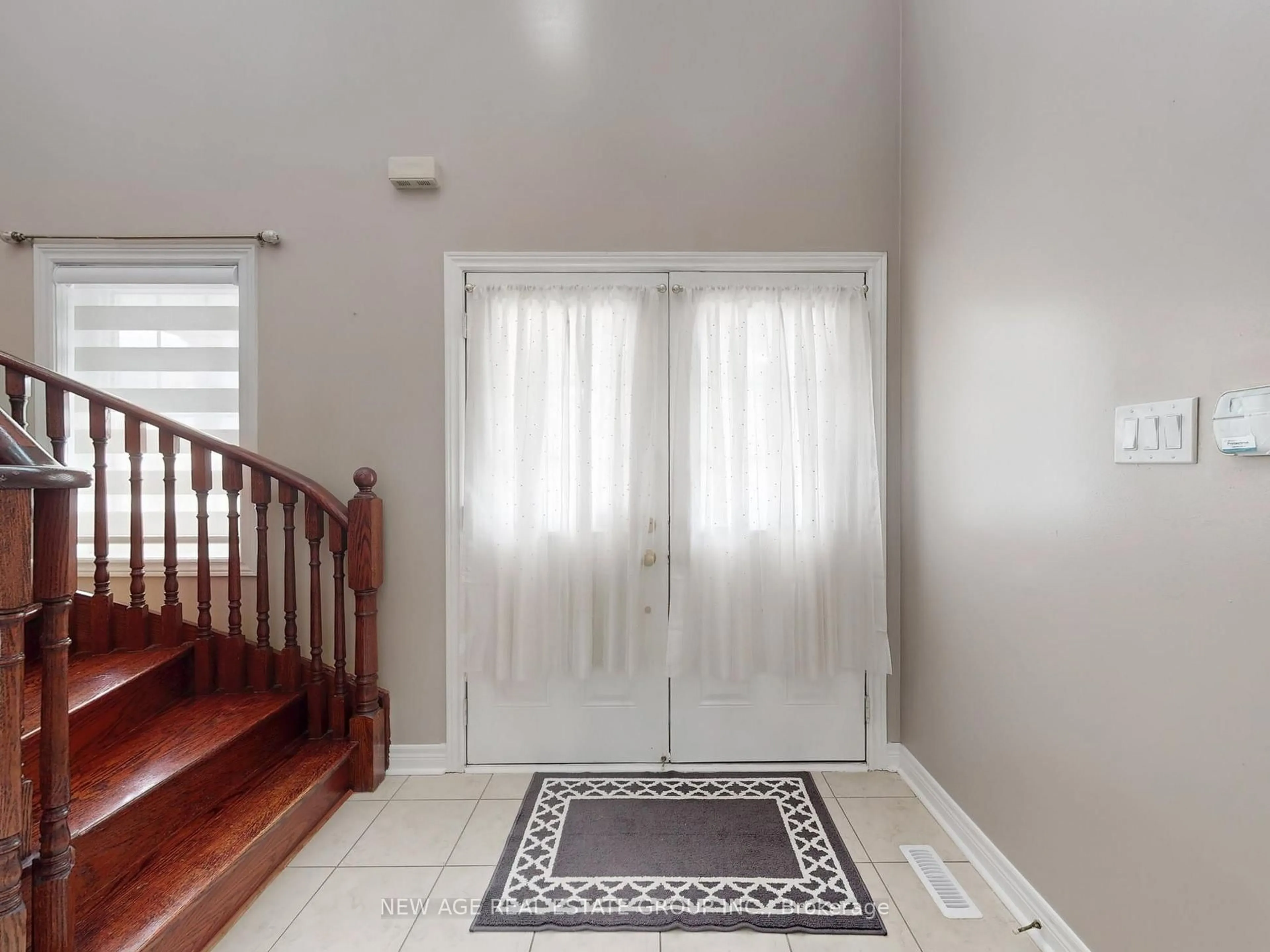 Indoor entryway for 43 Tatra Cres, Brampton Ontario L6Y 0K6