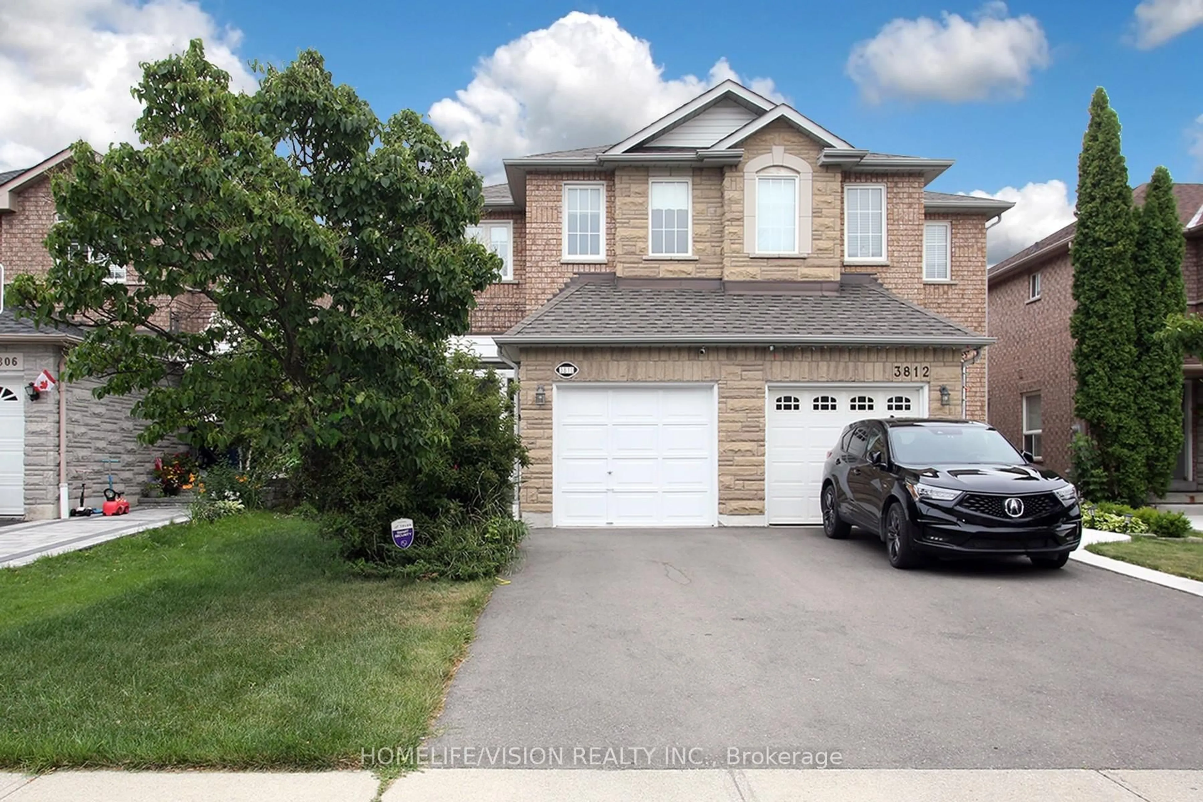 A pic from outside/outdoor area/front of a property/back of a property/a pic from drone, street for 3810 Foxborough Tr, Mississauga Ontario L5N 7W4