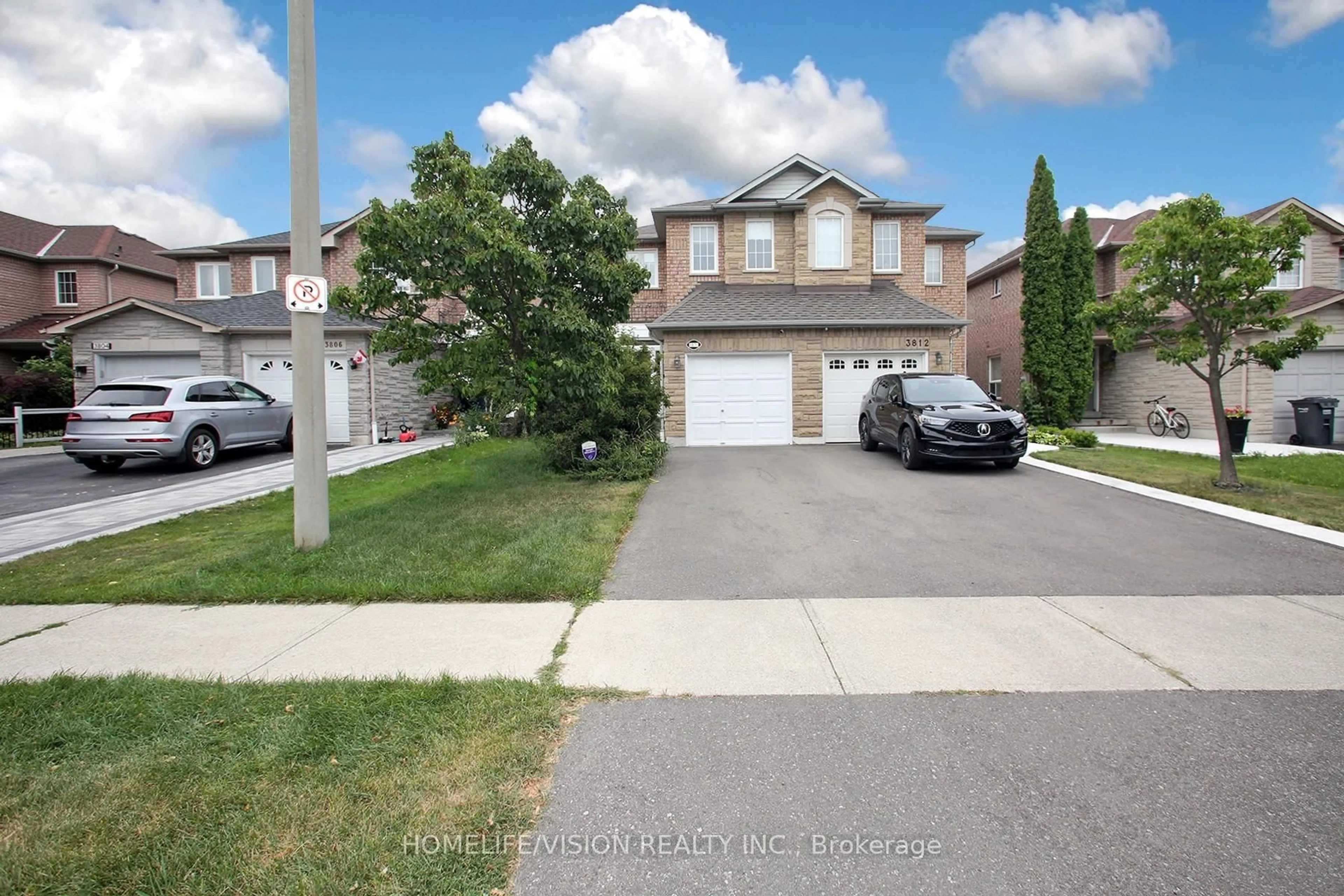A pic from outside/outdoor area/front of a property/back of a property/a pic from drone, street for 3810 Foxborough Tr, Mississauga Ontario L5N 7W4