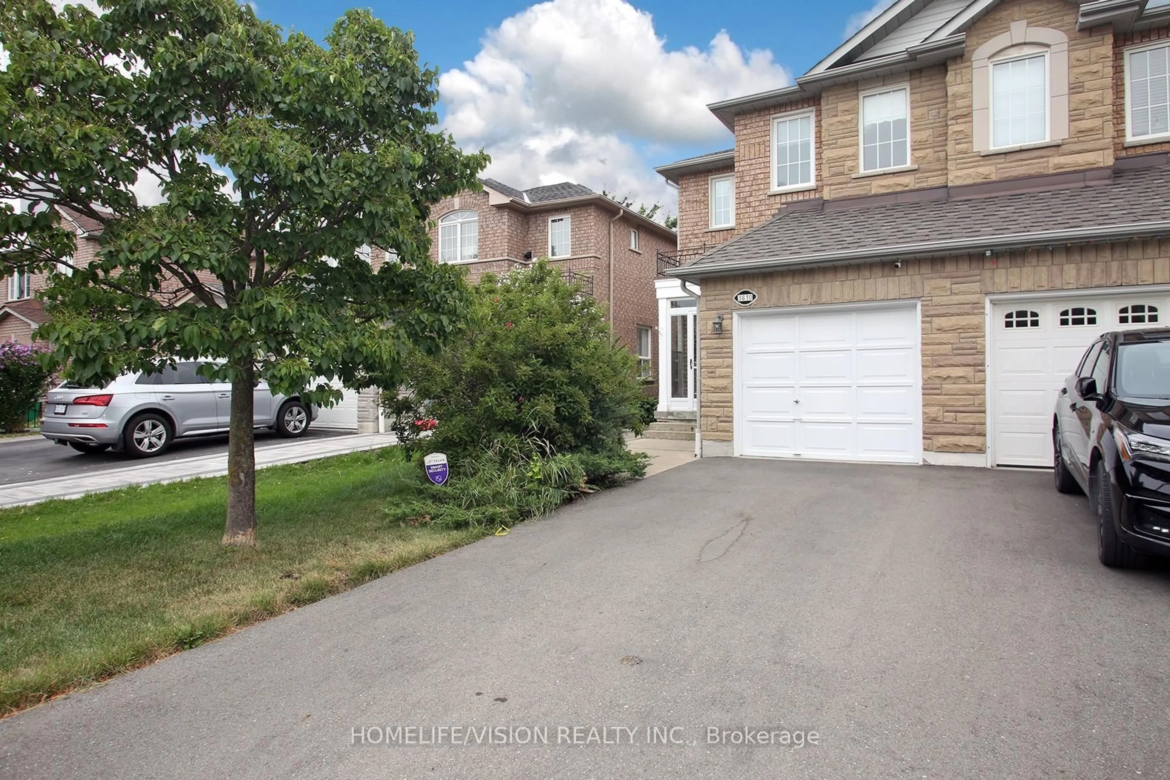 A pic from outside/outdoor area/front of a property/back of a property/a pic from drone, street for 3810 Foxborough Tr, Mississauga Ontario L5N 7W4
