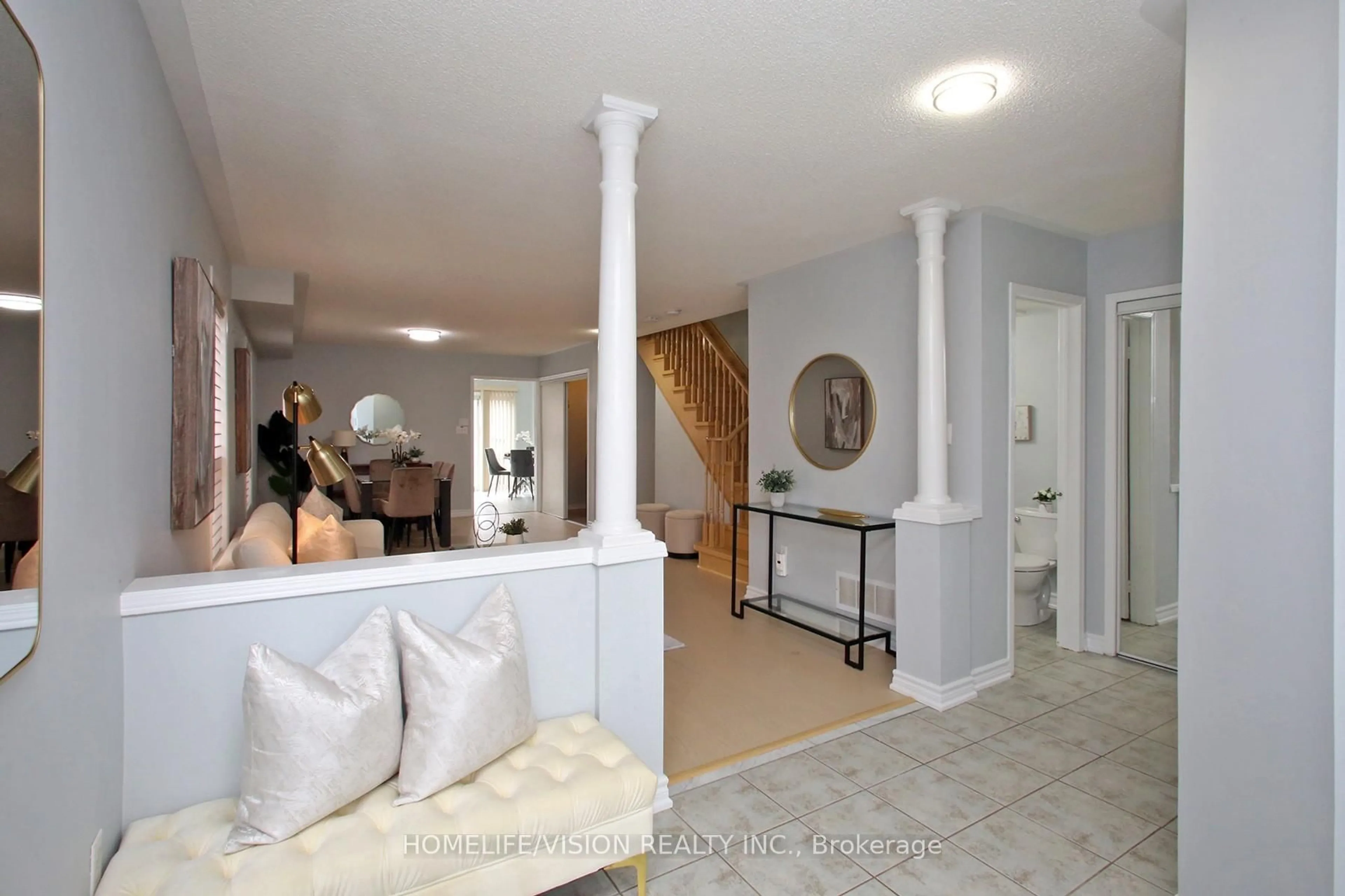 Indoor foyer for 3810 Foxborough Tr, Mississauga Ontario L5N 7W4