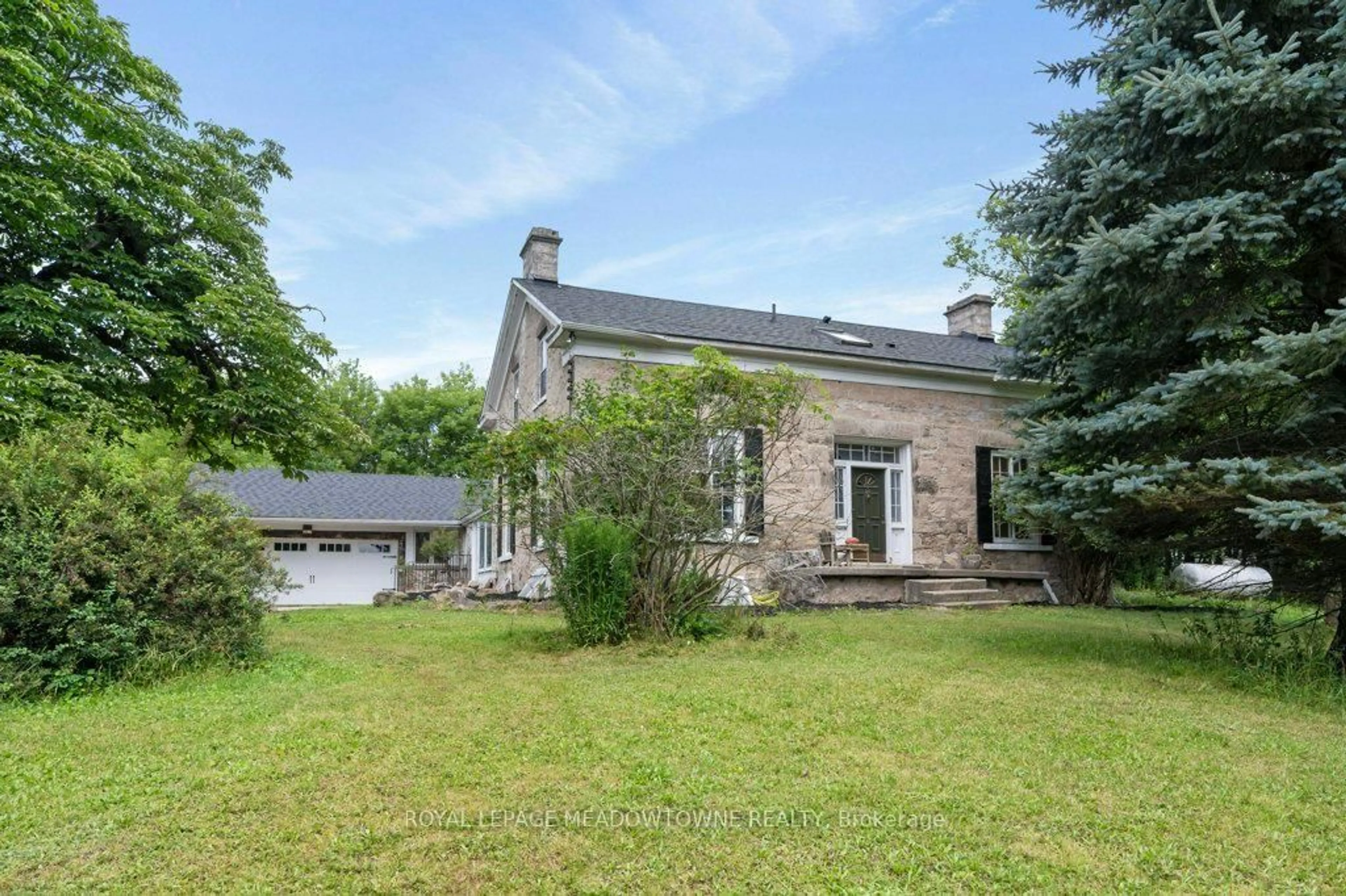 A pic from outside/outdoor area/front of a property/back of a property/a pic from drone, building for 5595 25 Sdrd, Milton Ontario L7J 2L7