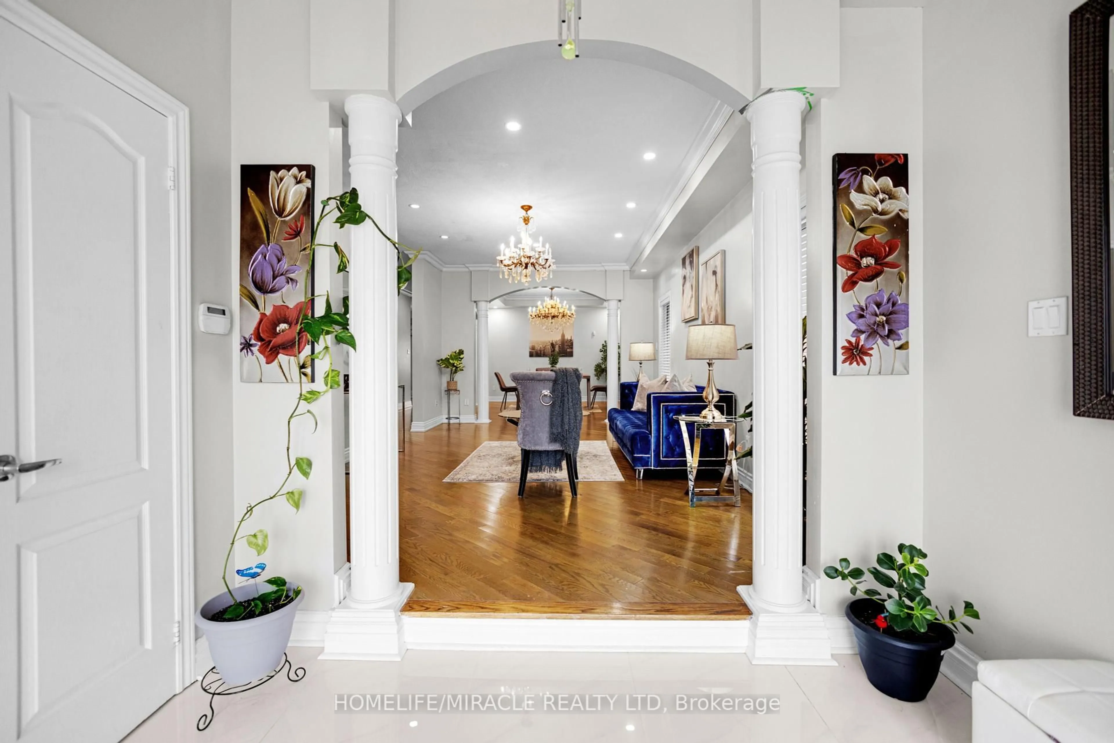 Indoor foyer for 628 Twain Ave, Mississauga Ontario L5W 0A3