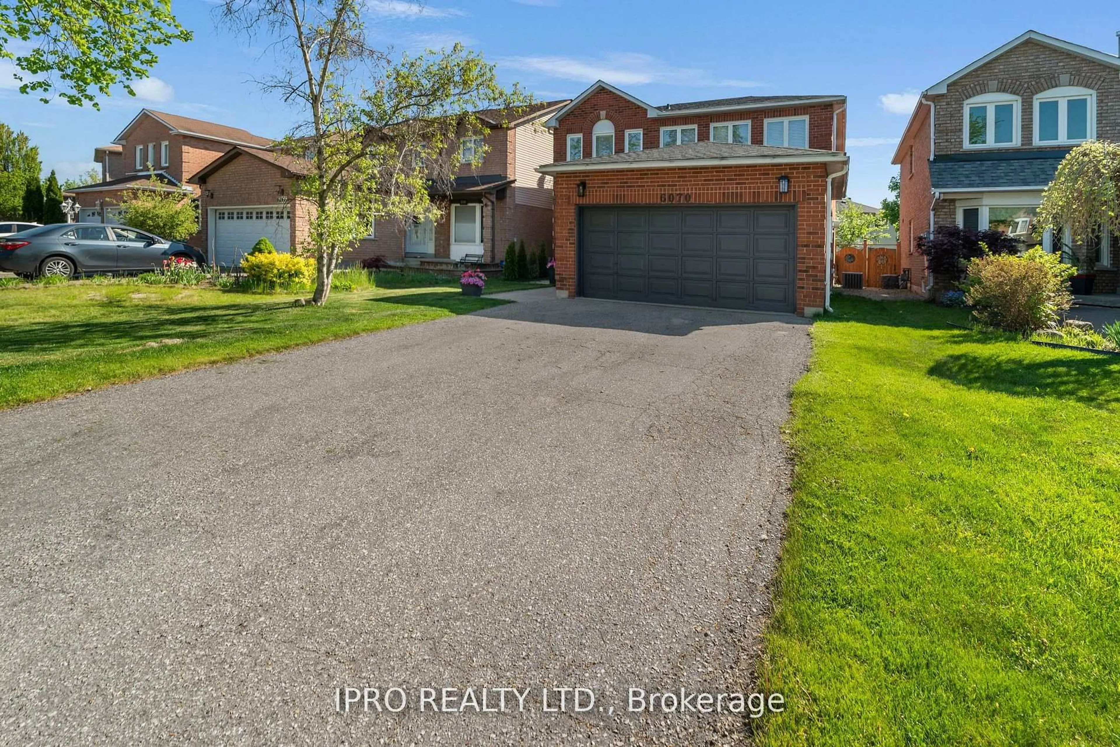 A pic from outside/outdoor area/front of a property/back of a property/a pic from drone, street for 6070 Prairie Circ, Mississauga Ontario L5N 5Z5