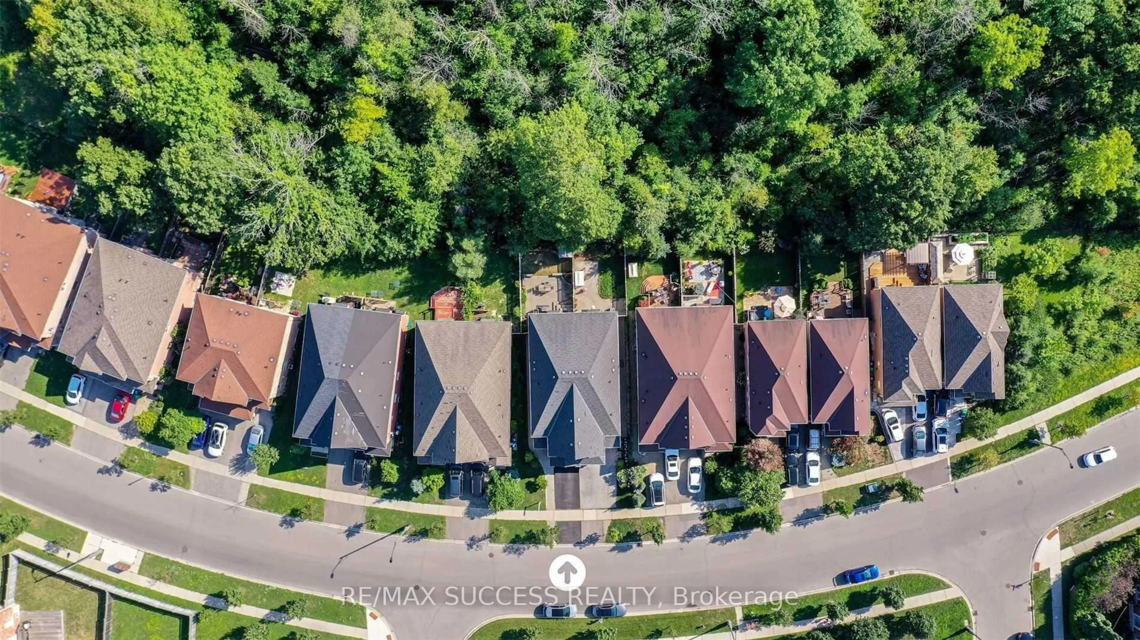 A pic from outside/outdoor area/front of a property/back of a property/a pic from drone, street for 5051 Churchill Meadows Blvd, Mississauga Ontario L5M 7Z8