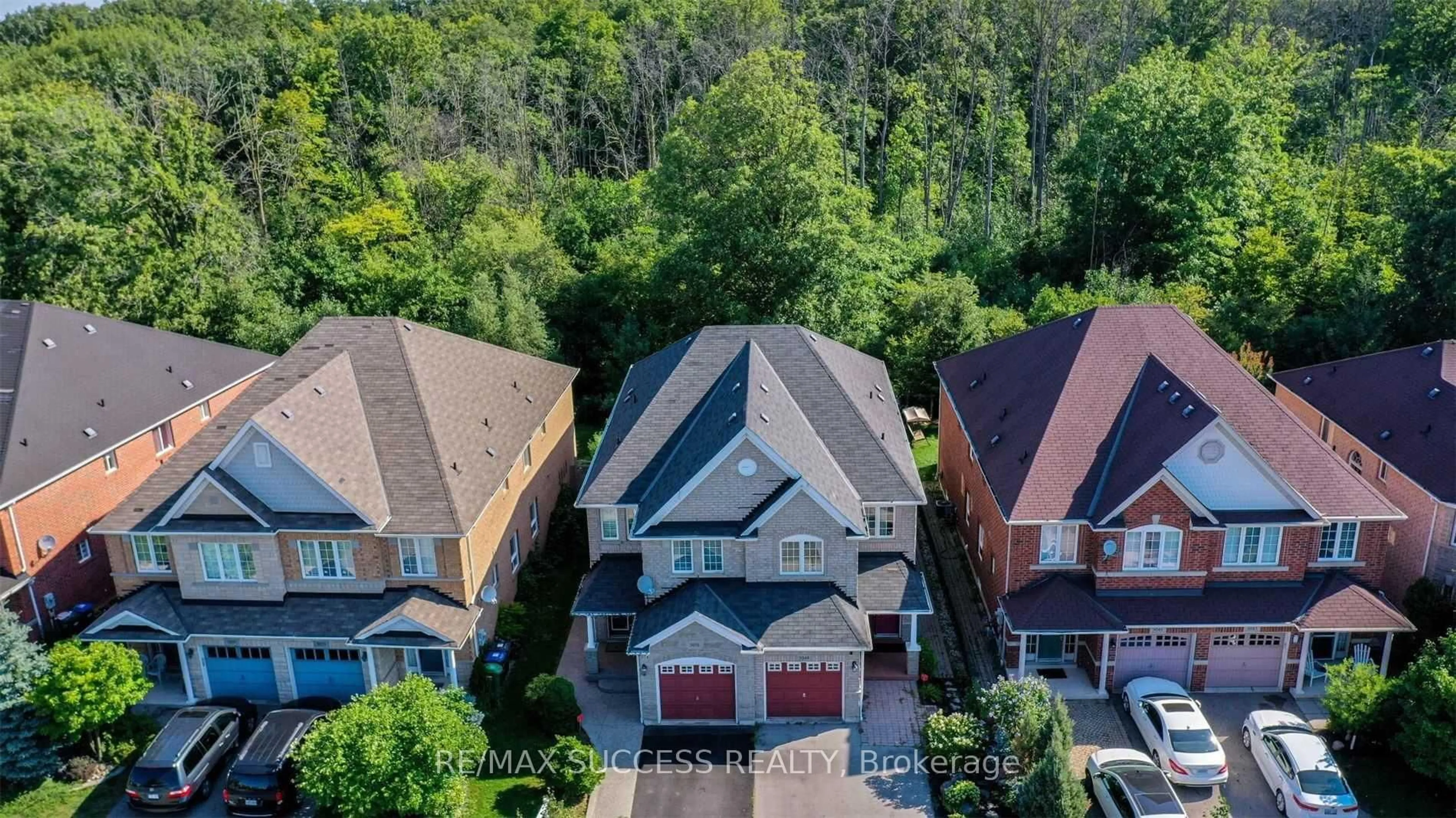 A pic from outside/outdoor area/front of a property/back of a property/a pic from drone, unknown for 5051 Churchill Meadows Blvd, Mississauga Ontario L5M 7Z8
