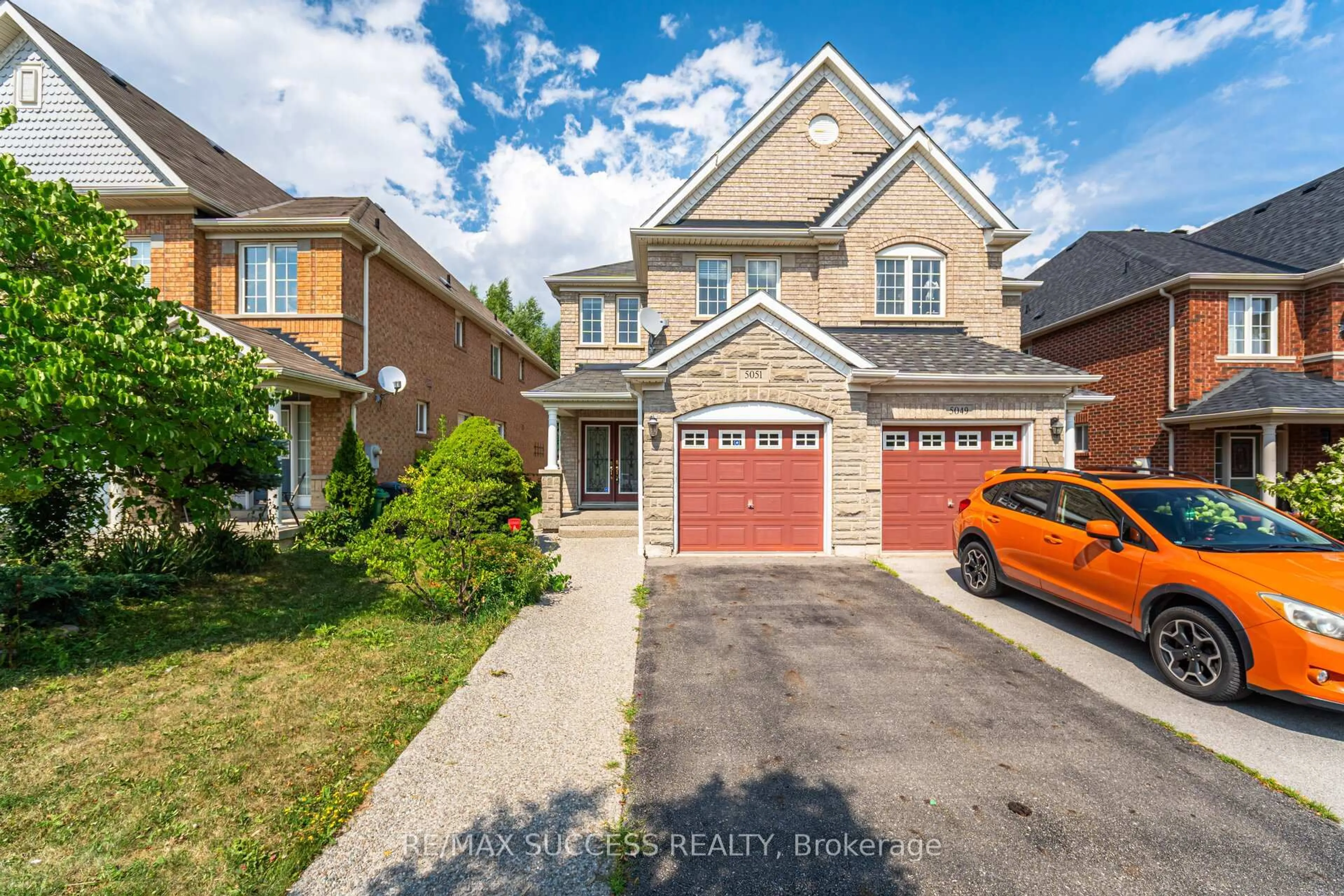 A pic from outside/outdoor area/front of a property/back of a property/a pic from drone, street for 5051 Churchill Meadows Blvd, Mississauga Ontario L5M 7Z8