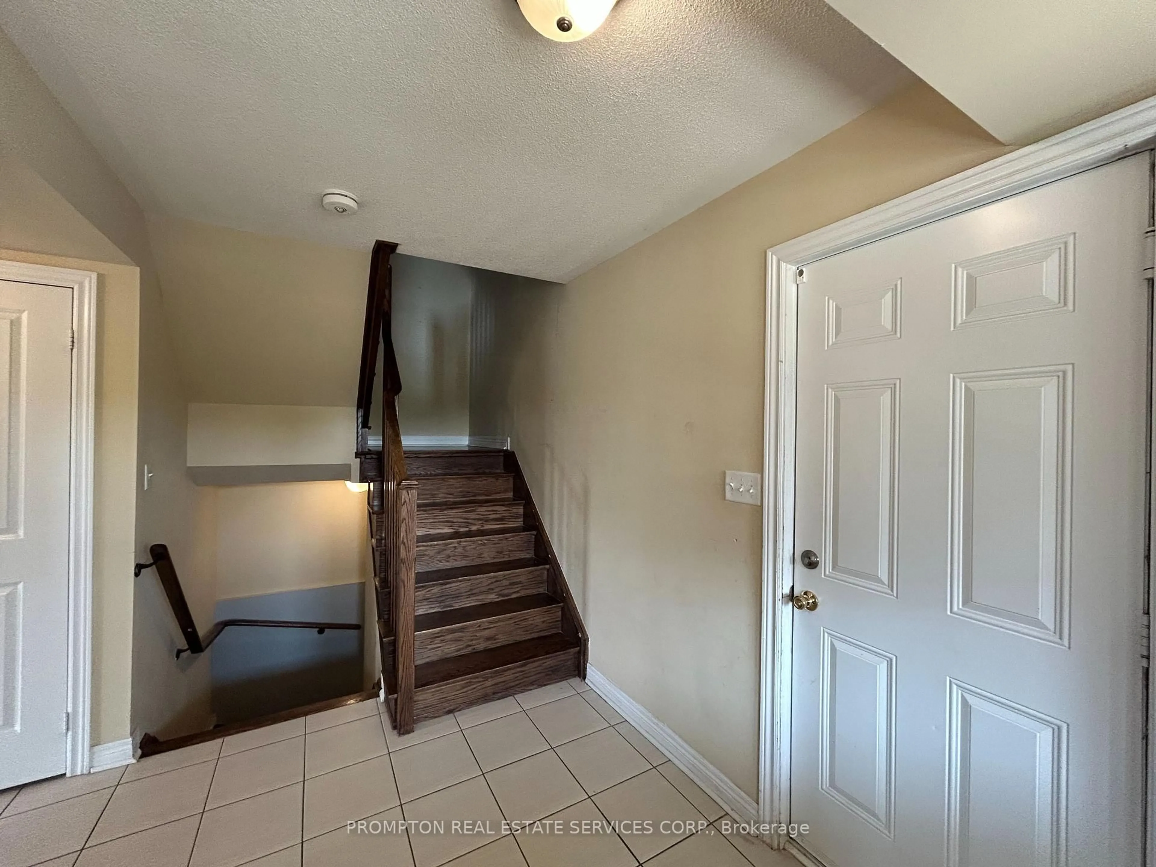 Indoor entryway for 1 Fresnel Rd, Brampton Ontario L7A 4Z2
