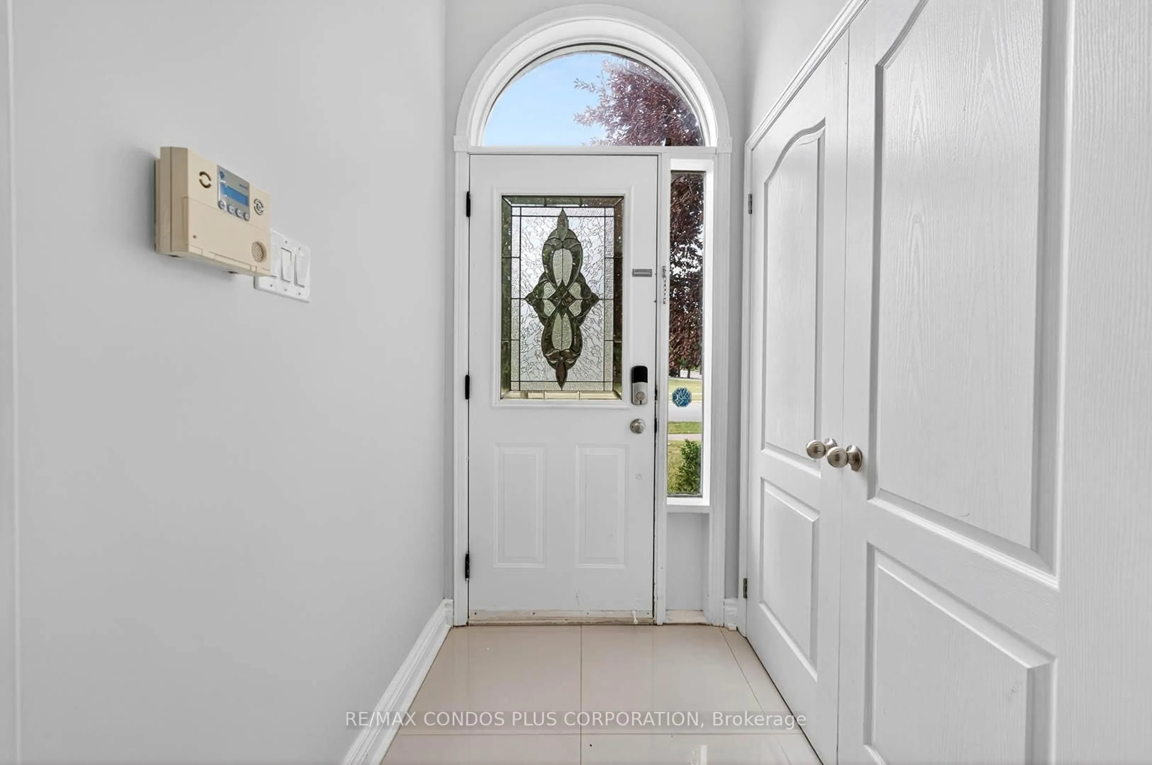 Indoor entryway for 6050 Bidwell Tr #1, Mississauga Ontario L5V 1V6