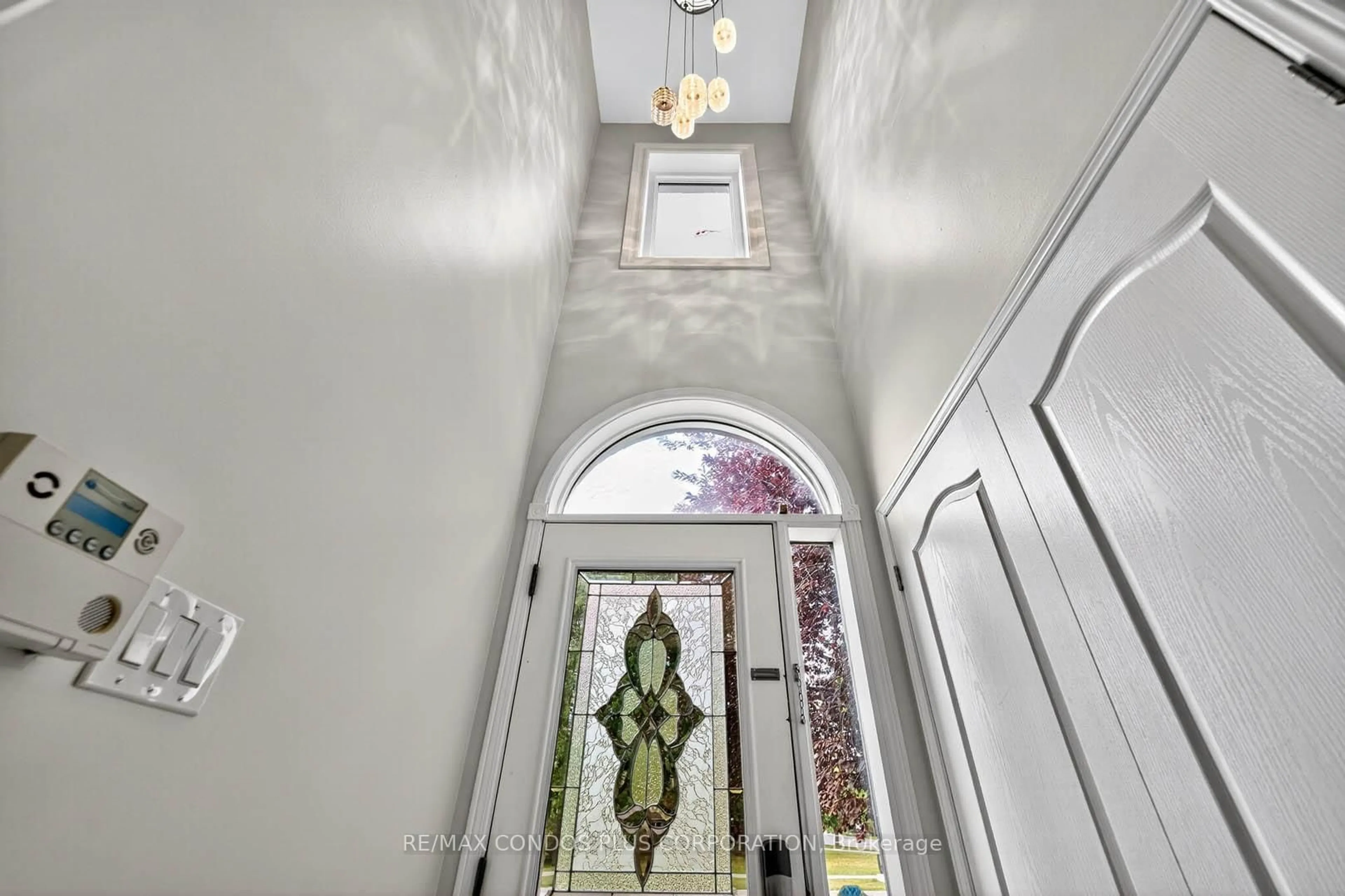 Indoor foyer for 6050 Bidwell Tr #1, Mississauga Ontario L5V 1V6