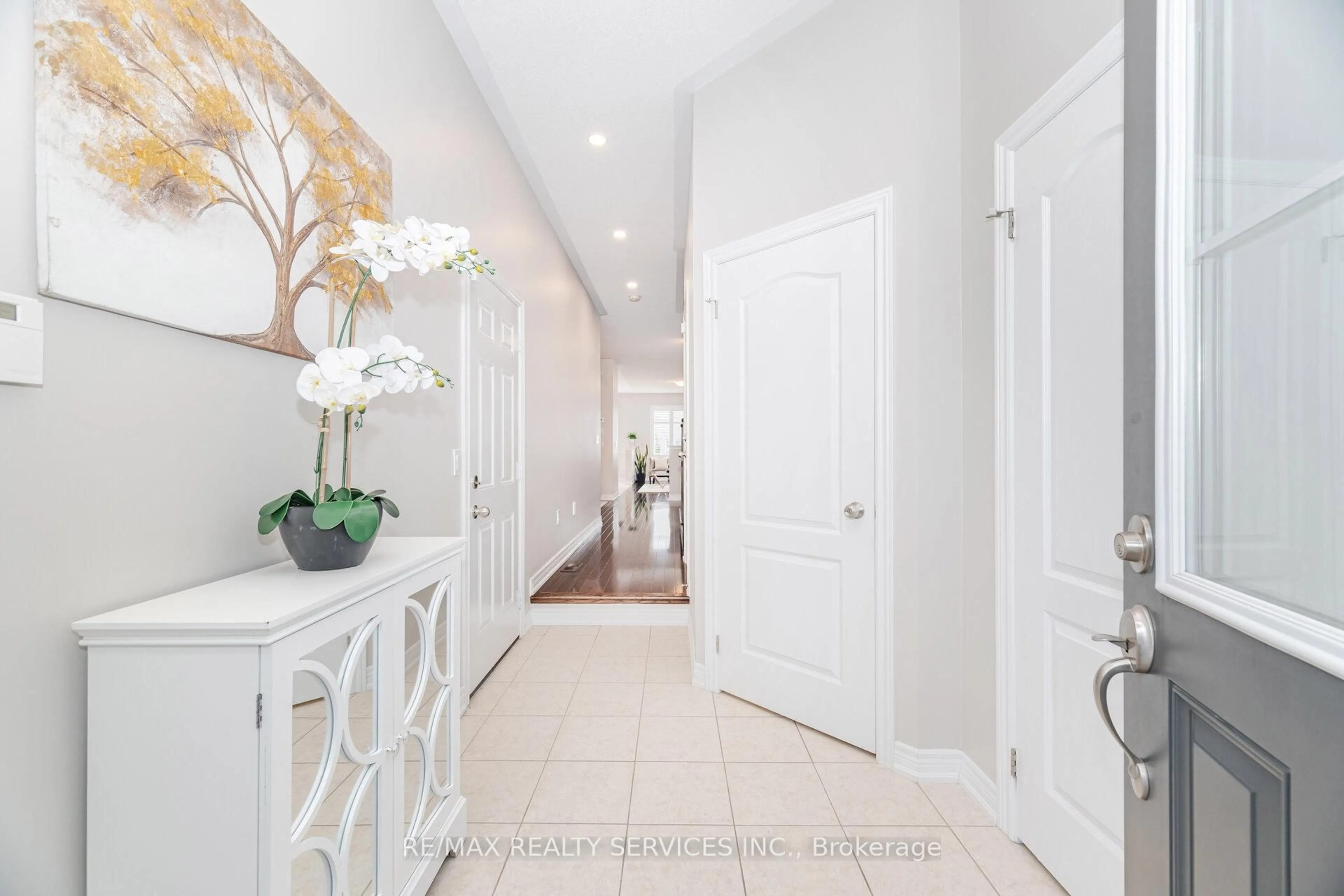 Indoor entryway for 20 Zephyr Rd, Caledon Ontario L7C 3V8