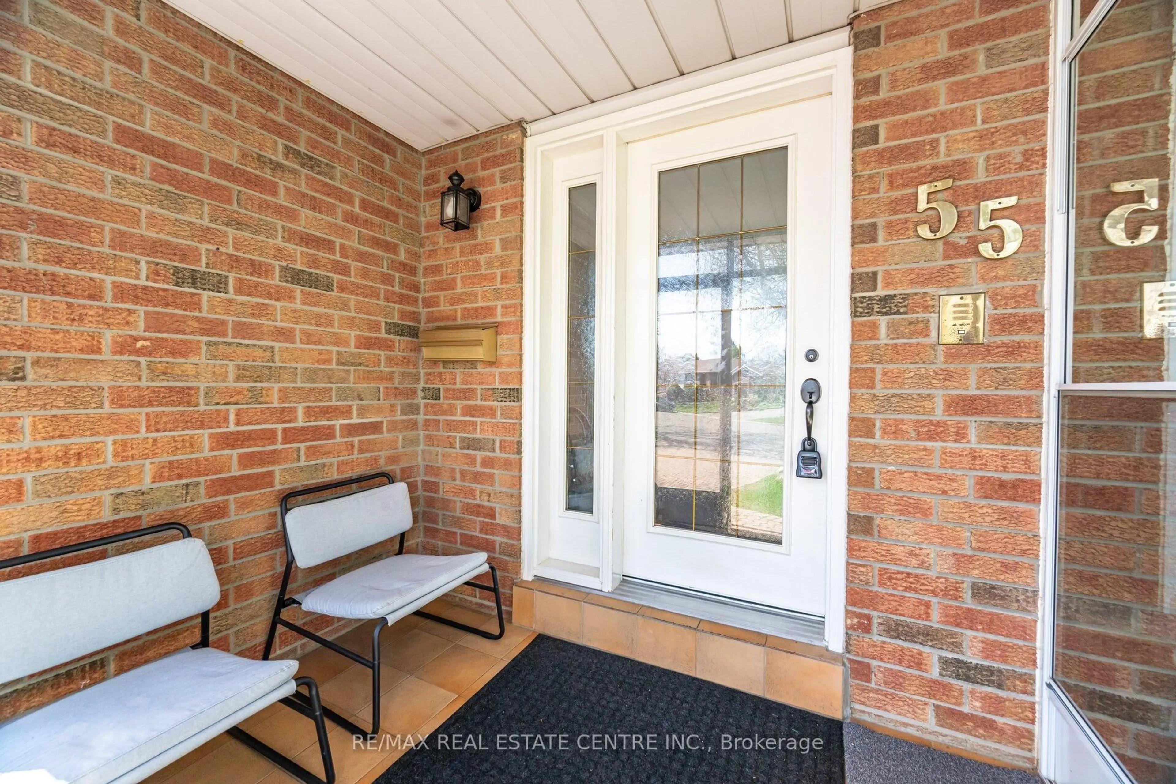 Indoor entryway for 55 Mallard Cres, Brampton Ontario L6S 2T7