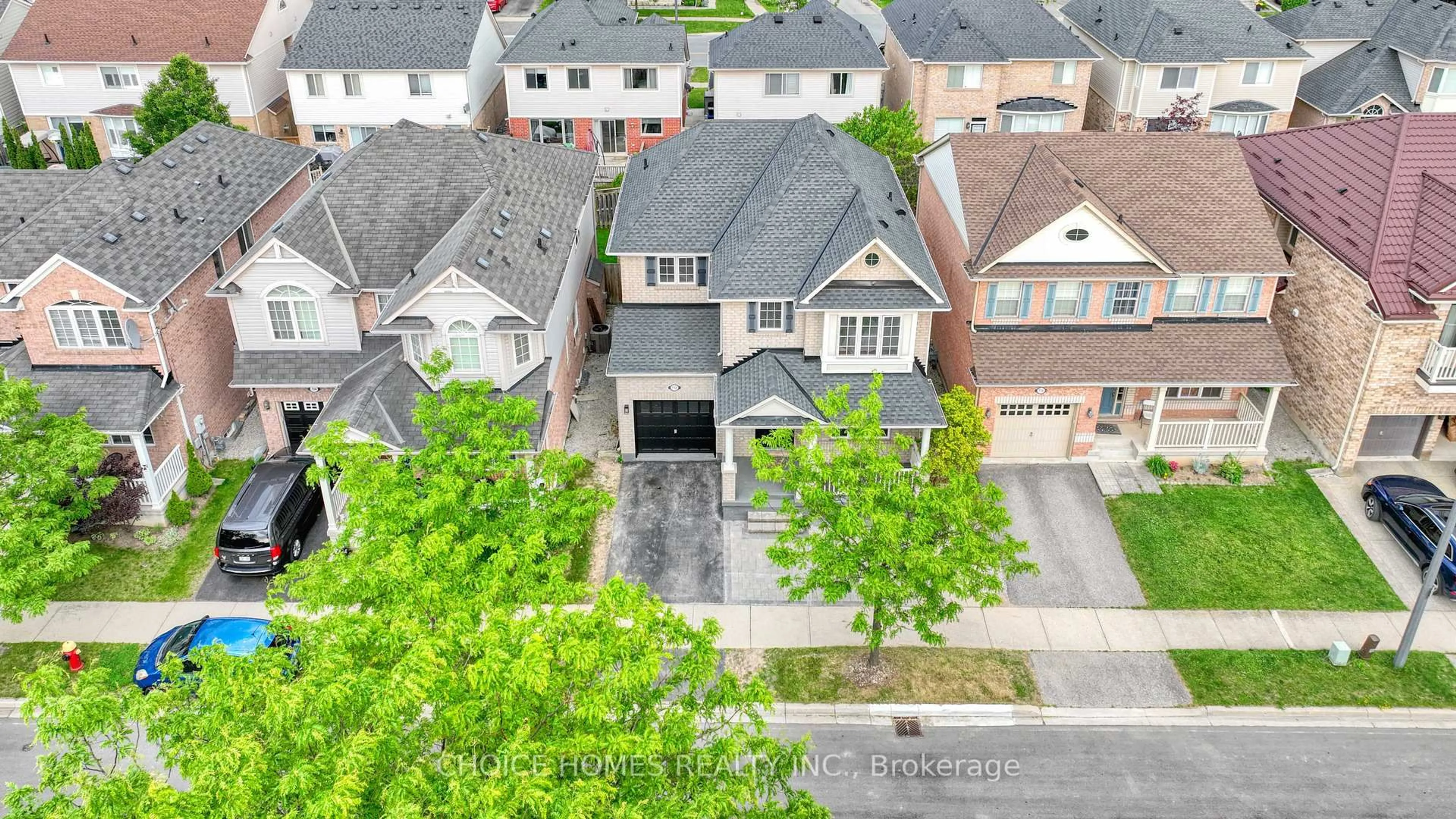 A pic from outside/outdoor area/front of a property/back of a property/a pic from drone, street for 712 Hood Terr, Milton Ontario L9T 0G9
