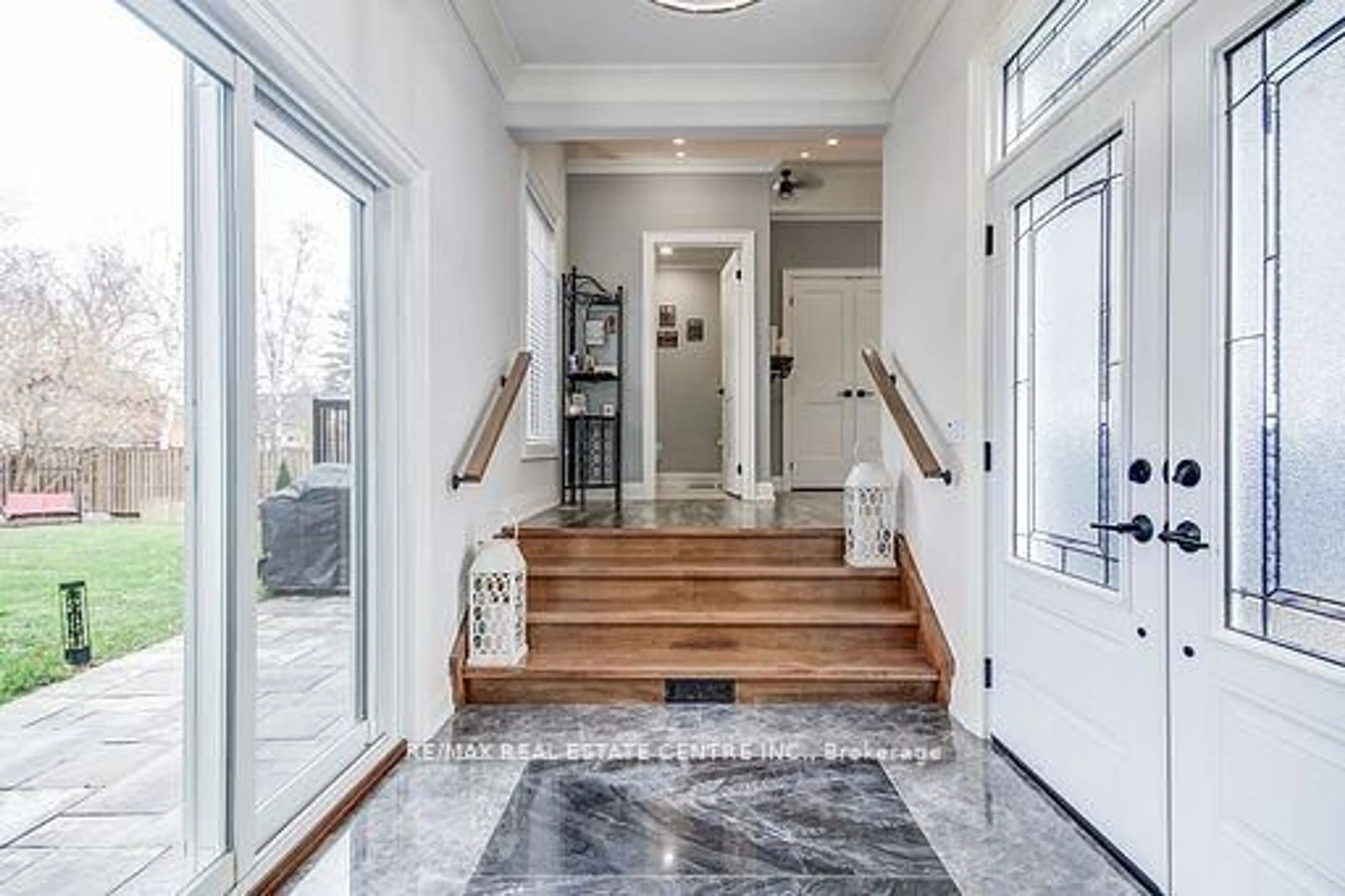 Indoor foyer for 25 BEAVER St, Halton Hills Ontario L7G 3P6