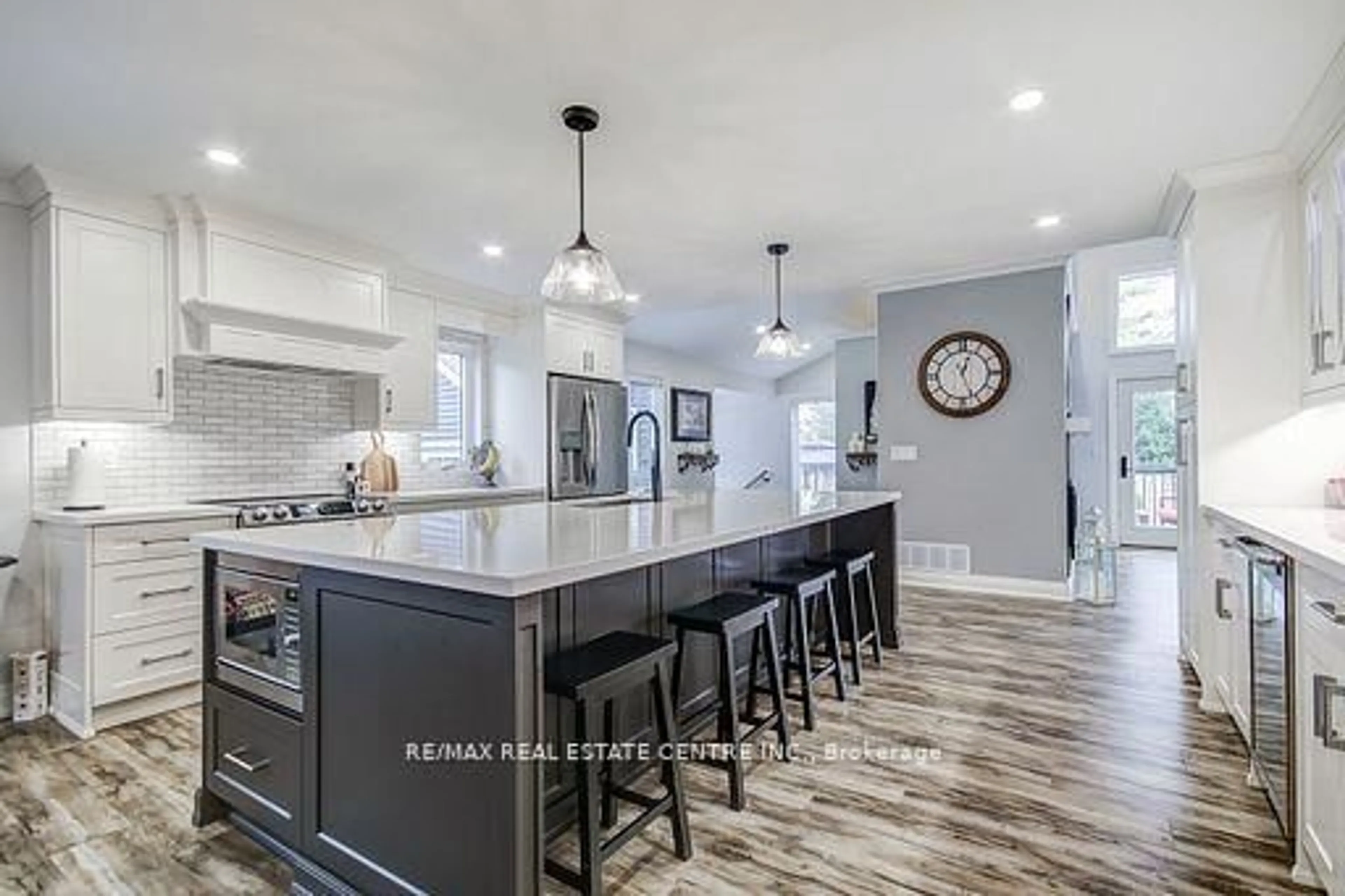 Open concept kitchen, ceramic/tile floor for 25 BEAVER St, Halton Hills Ontario L7G 3P6