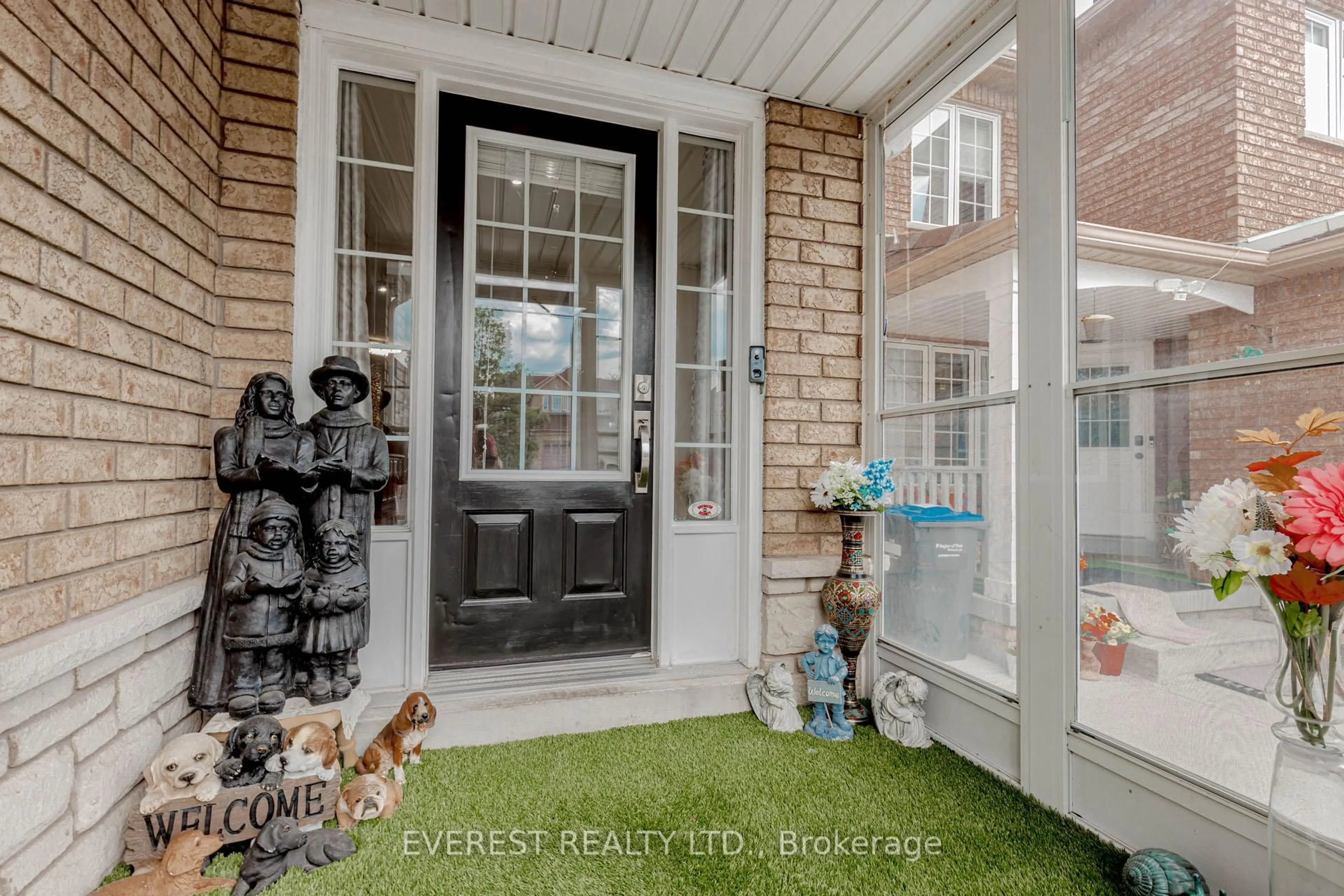 Indoor entryway for 7688 Black Walnut Tr, Mississauga Ontario L5N 8A6