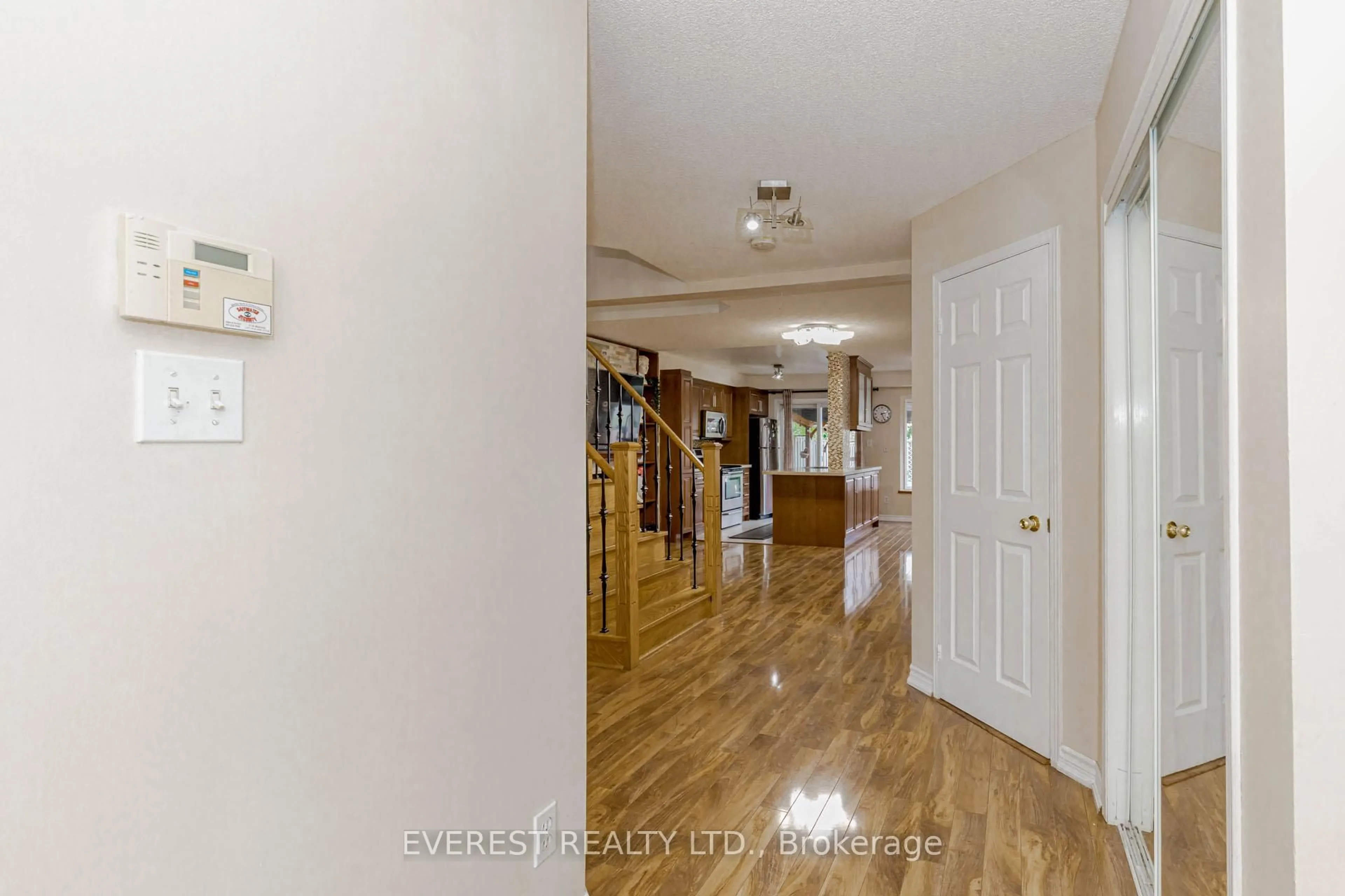 Indoor foyer for 7688 Black Walnut Tr, Mississauga Ontario L5N 8A6
