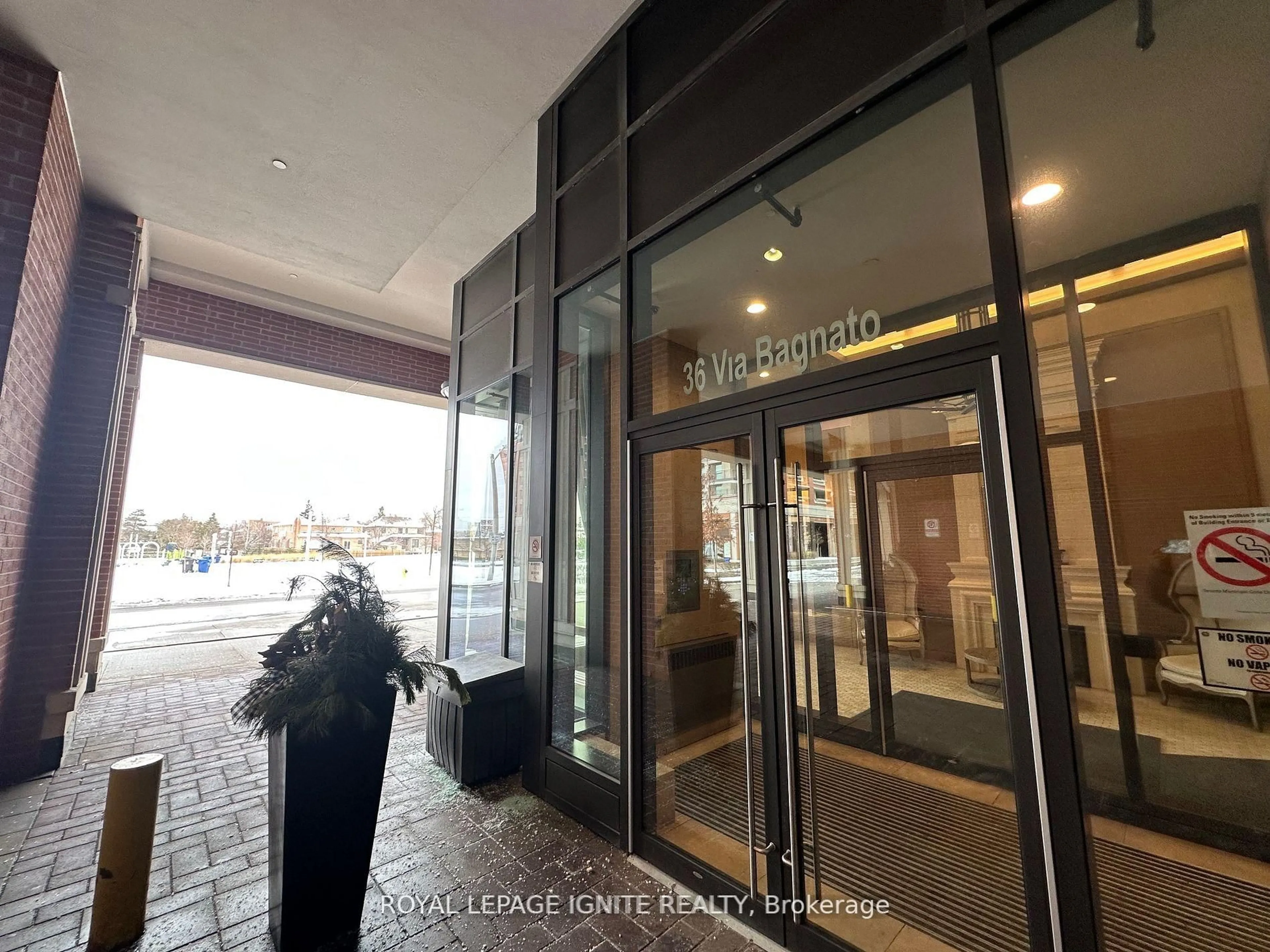 Indoor foyer for 36 Via Bagnato Ave #533, Toronto Ontario M6A 0B7