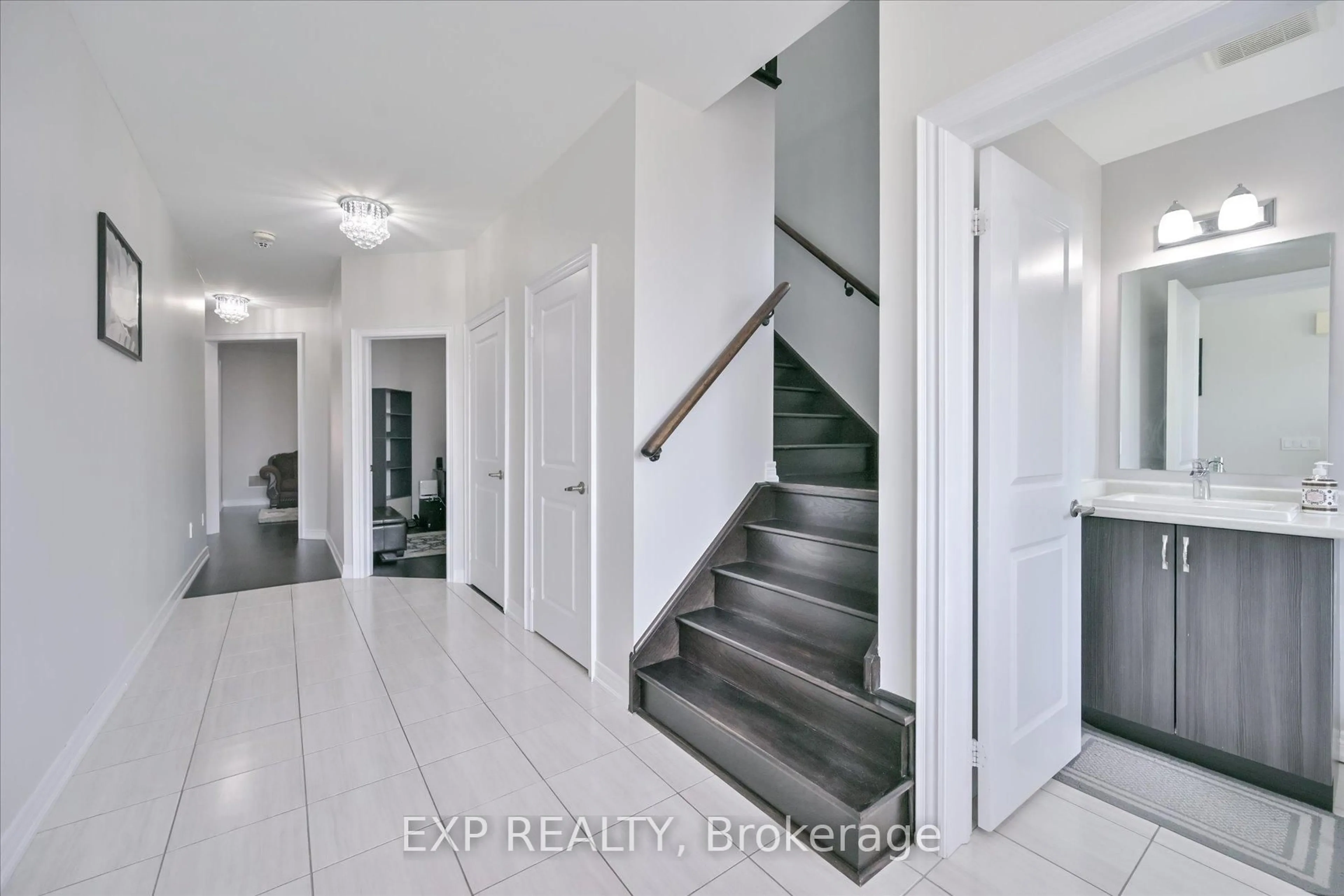 Indoor entryway for 83 Parity Rd, Brampton Ontario L6X 5N1