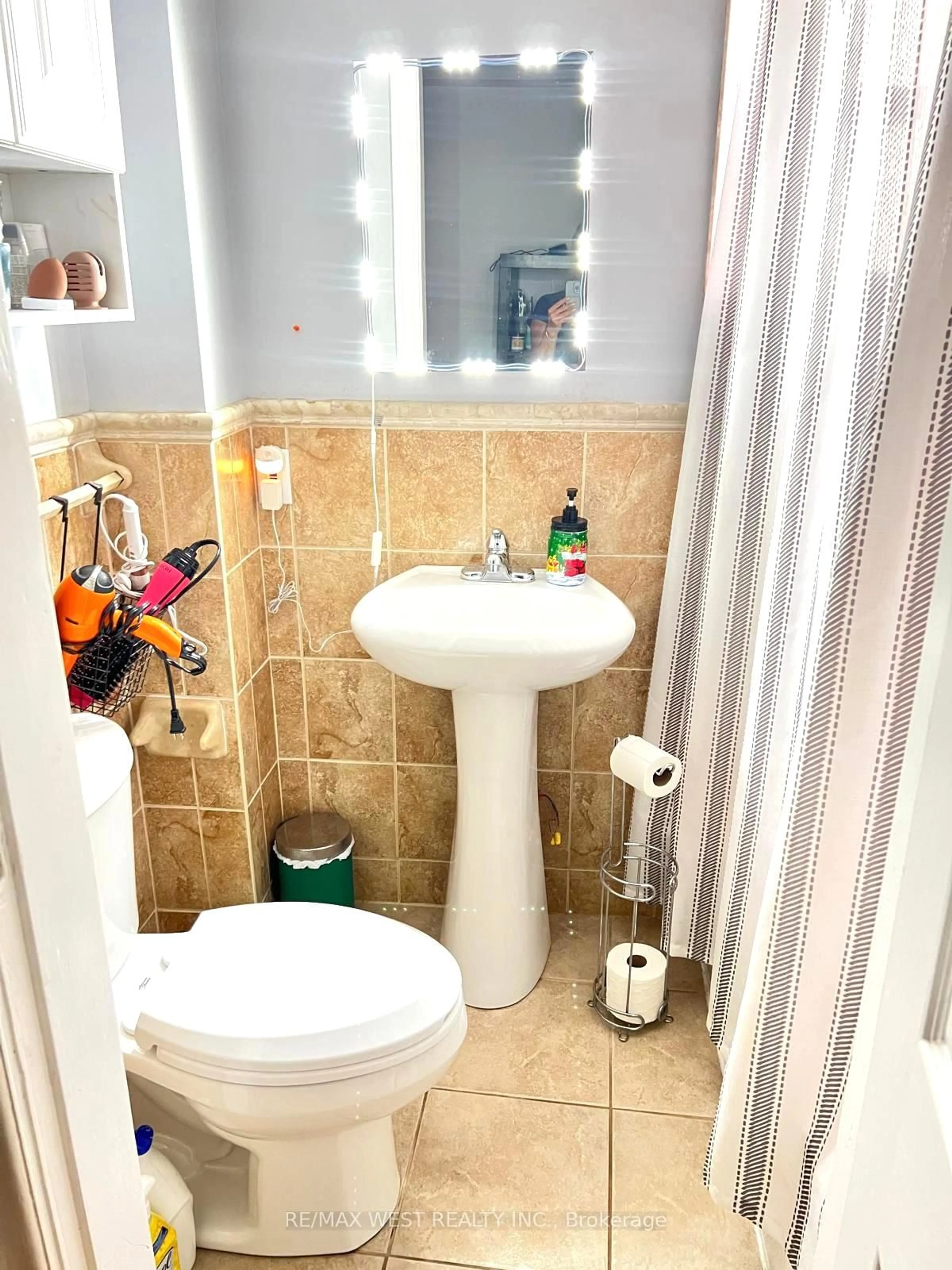 Standard bathroom, ceramic/tile floor for 472 Symington Ave, Toronto Ontario M6N 2W5