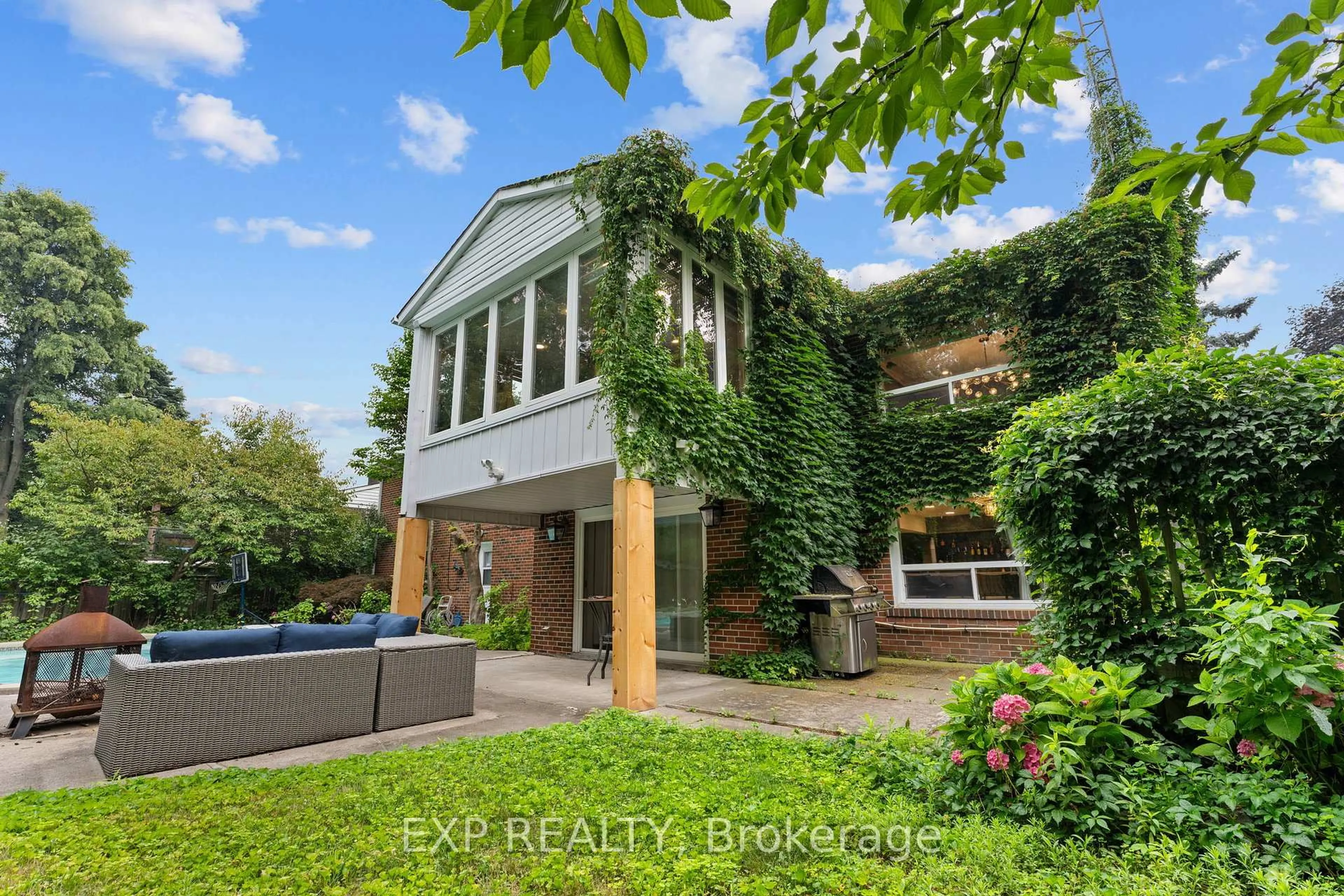 A pic from outside/outdoor area/front of a property/back of a property/a pic from drone, building for 1004 Caldwell Ave, Mississauga Ontario L5H 1Z3