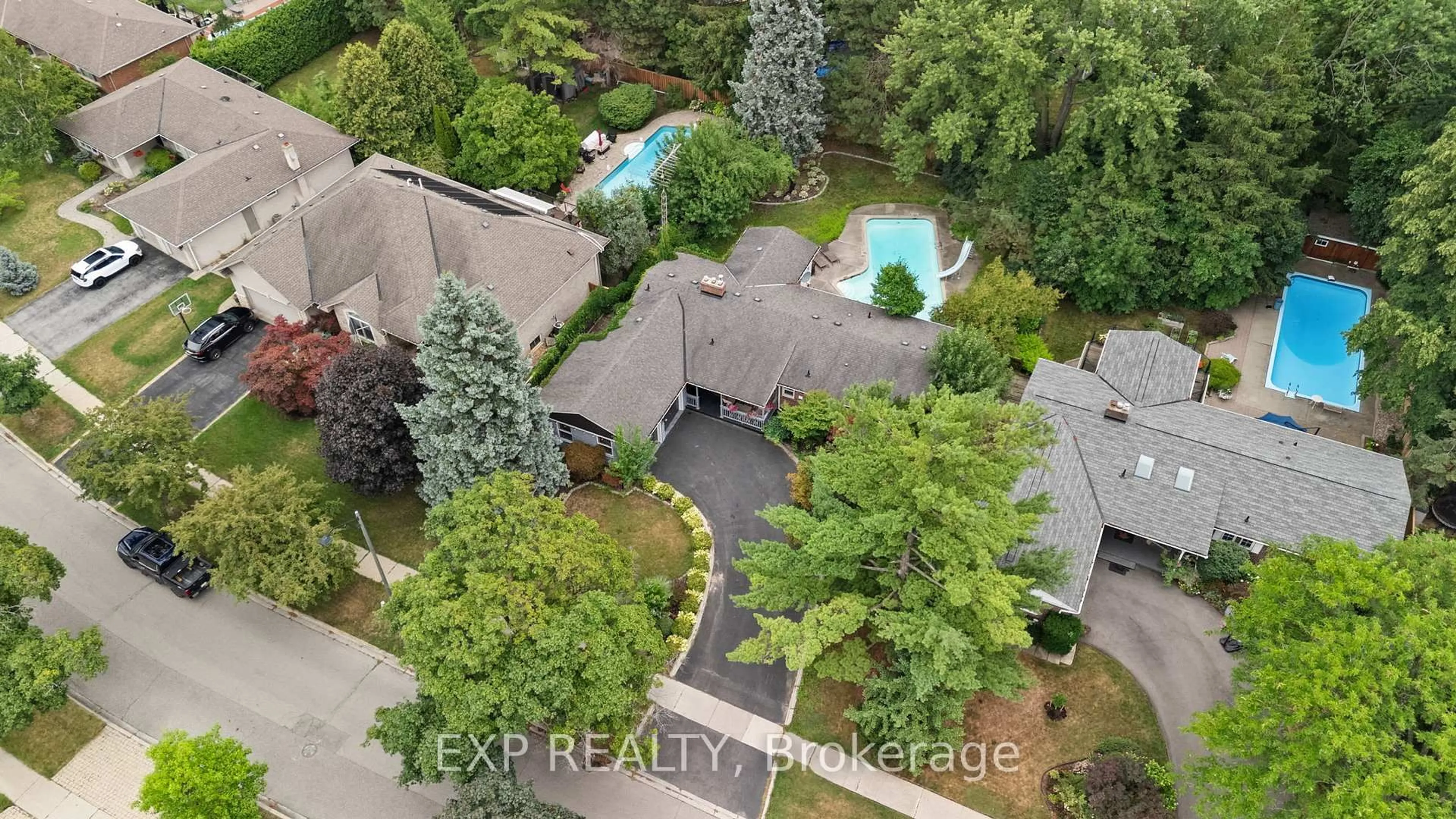 A pic from outside/outdoor area/front of a property/back of a property/a pic from drone, unknown for 1004 Caldwell Ave, Mississauga Ontario L5H 1Z3