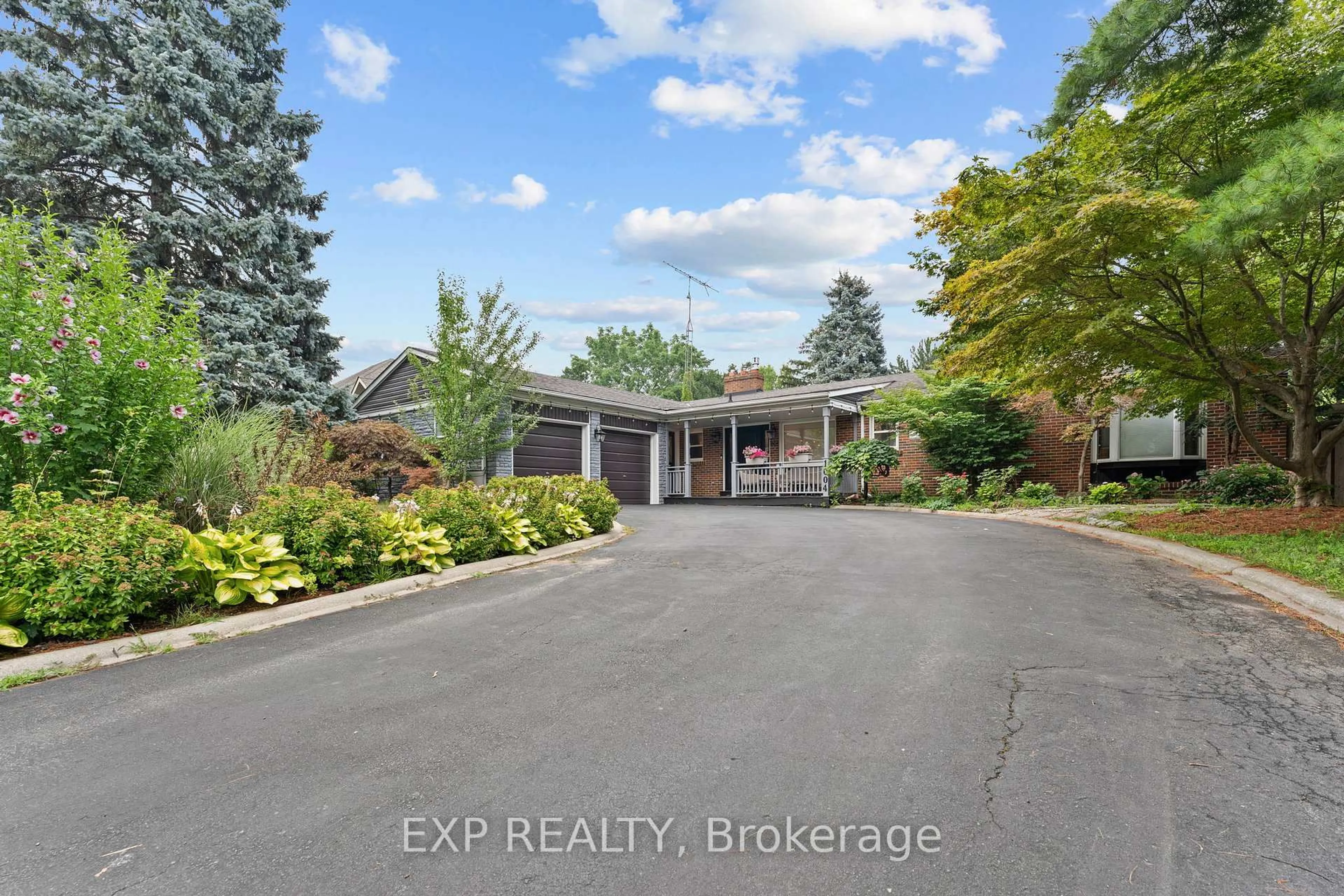 A pic from outside/outdoor area/front of a property/back of a property/a pic from drone, water/lake/river/ocean view for 1004 Caldwell Ave, Mississauga Ontario L5H 1Z3