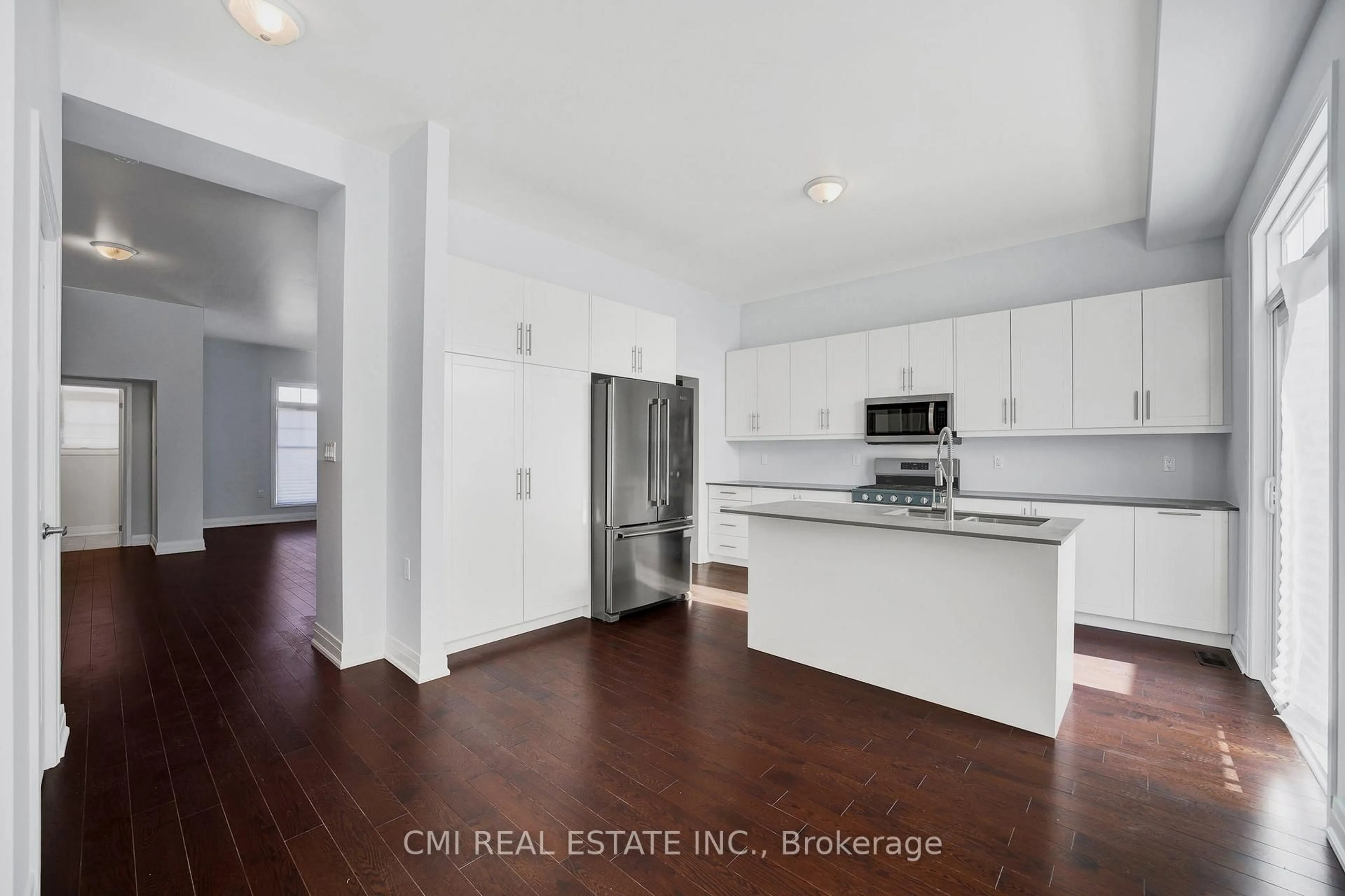 Open concept kitchen, unknown for 2122 Royal Gala Circ, Mississauga Ontario L4Y 0H2