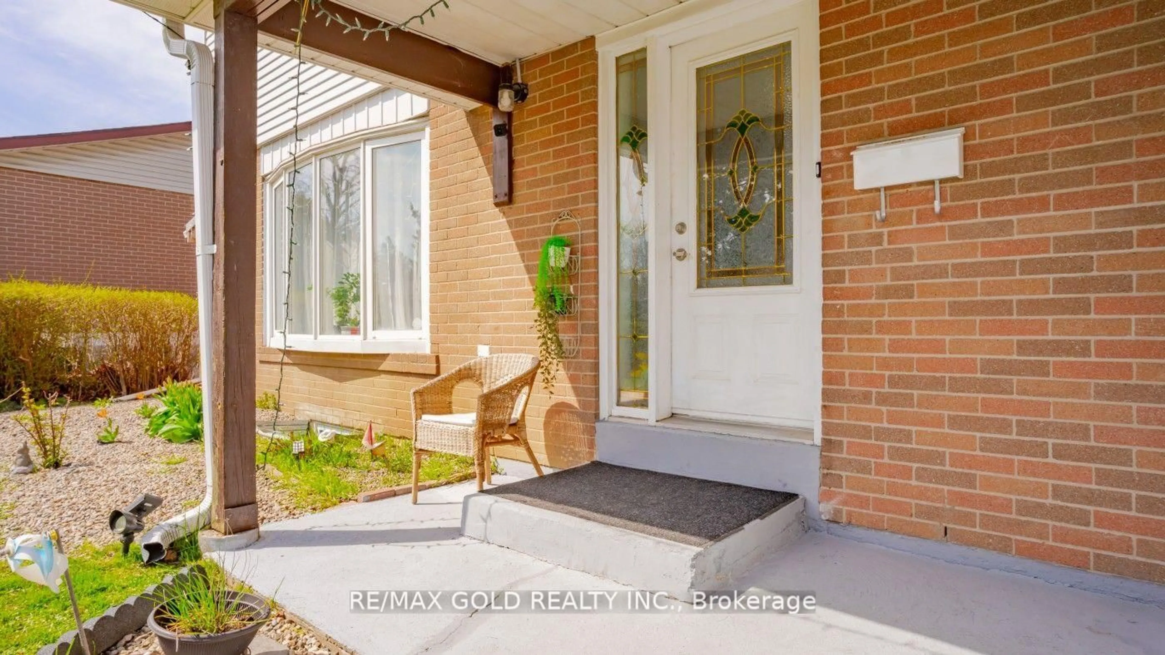 Indoor entryway for 44 DUNBLAINE Cres, Brampton Ontario L6T 3H2