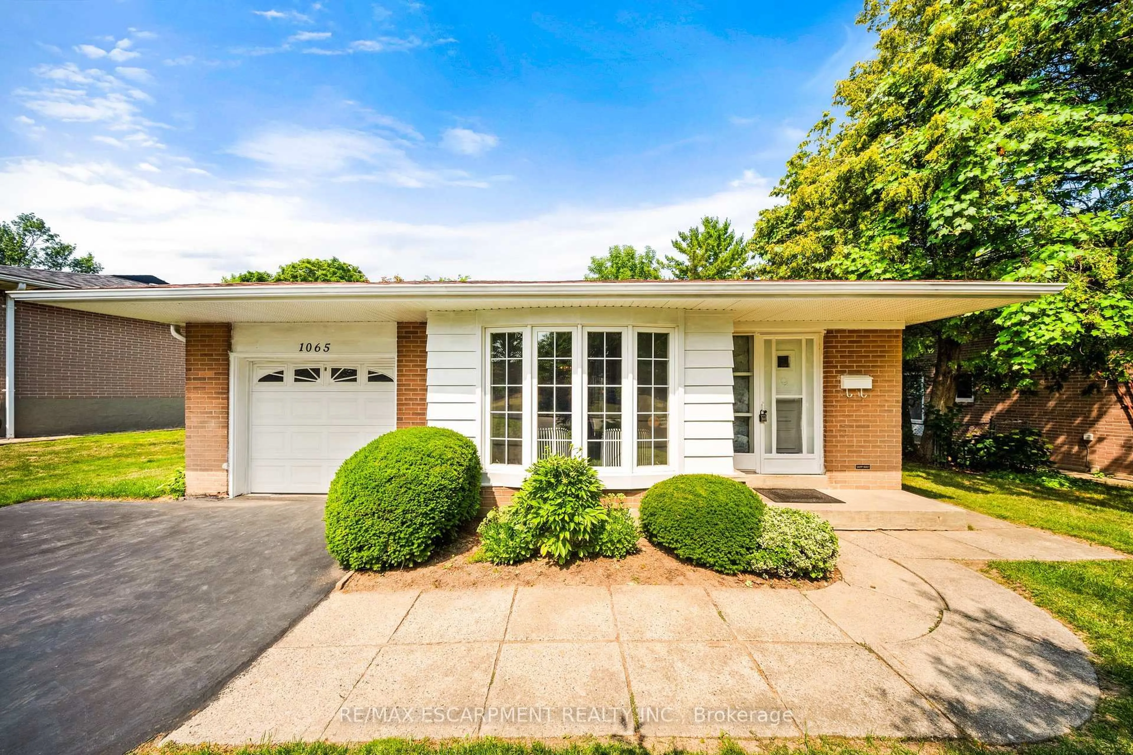 Home with brick exterior material, street for 1065 Franconia Dr, Mississauga Ontario L4Y 2L6