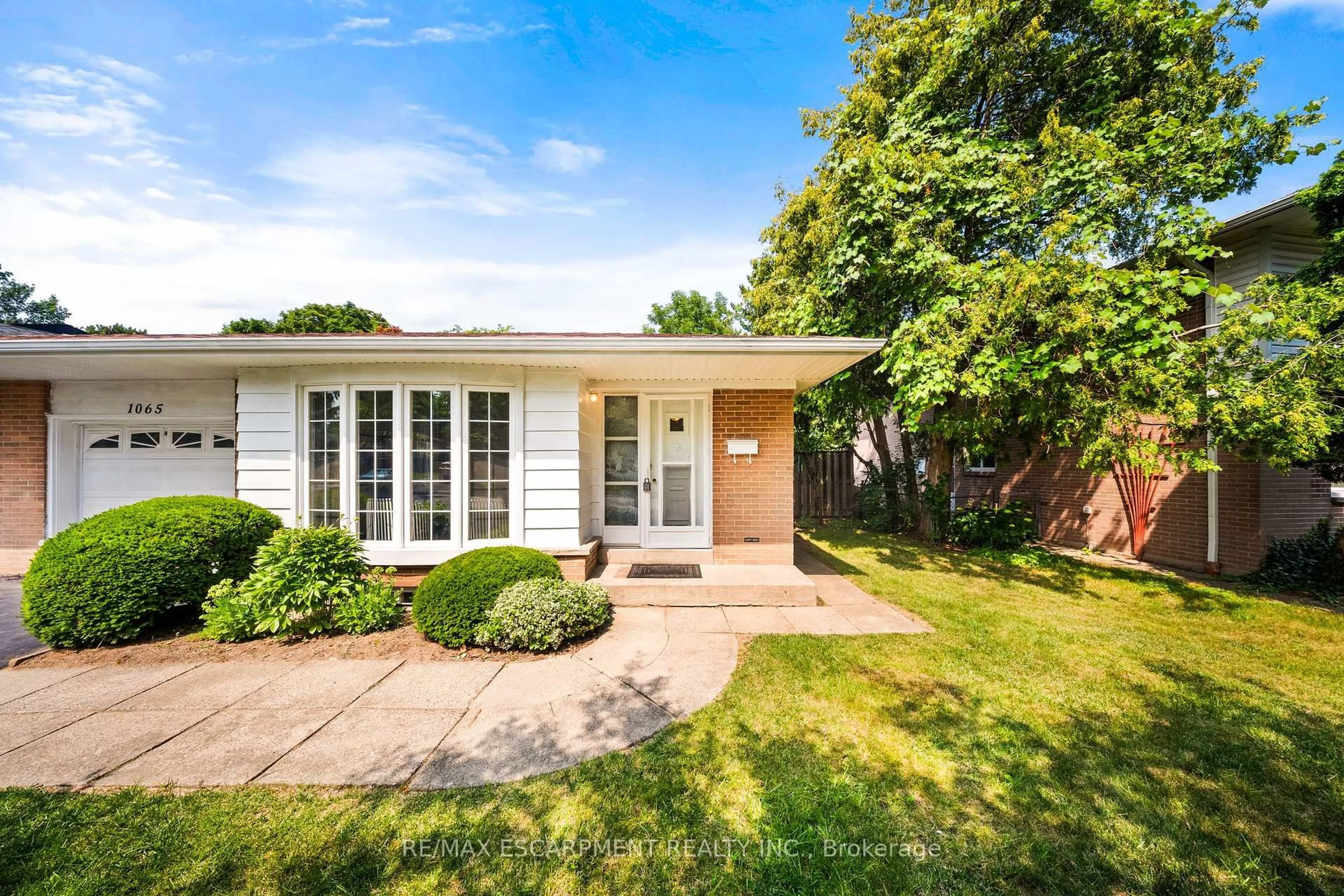 Home with brick exterior material, street for 1065 Franconia Dr, Mississauga Ontario L4Y 2L6