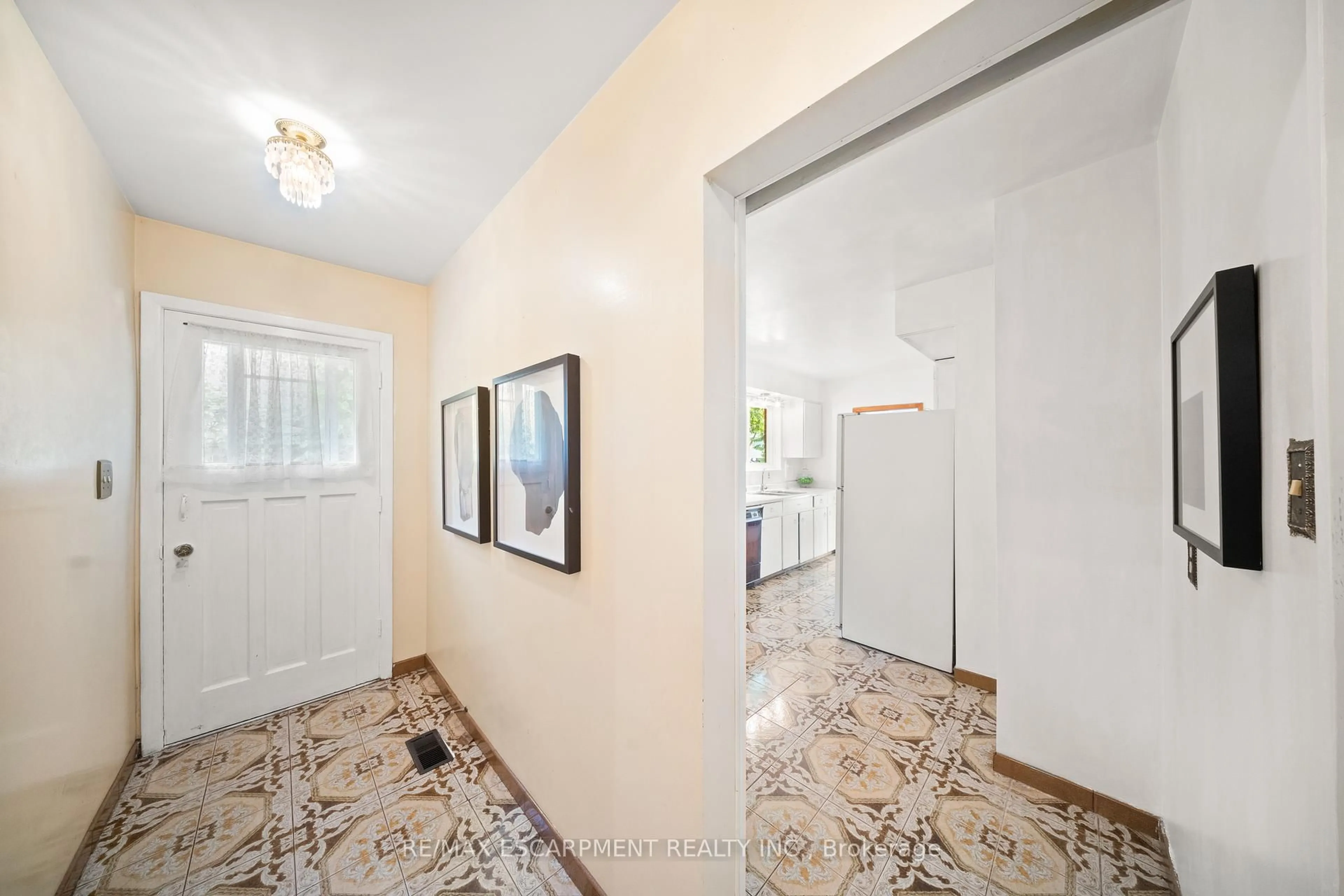 Indoor entryway for 1065 Franconia Dr, Mississauga Ontario L4Y 2L6
