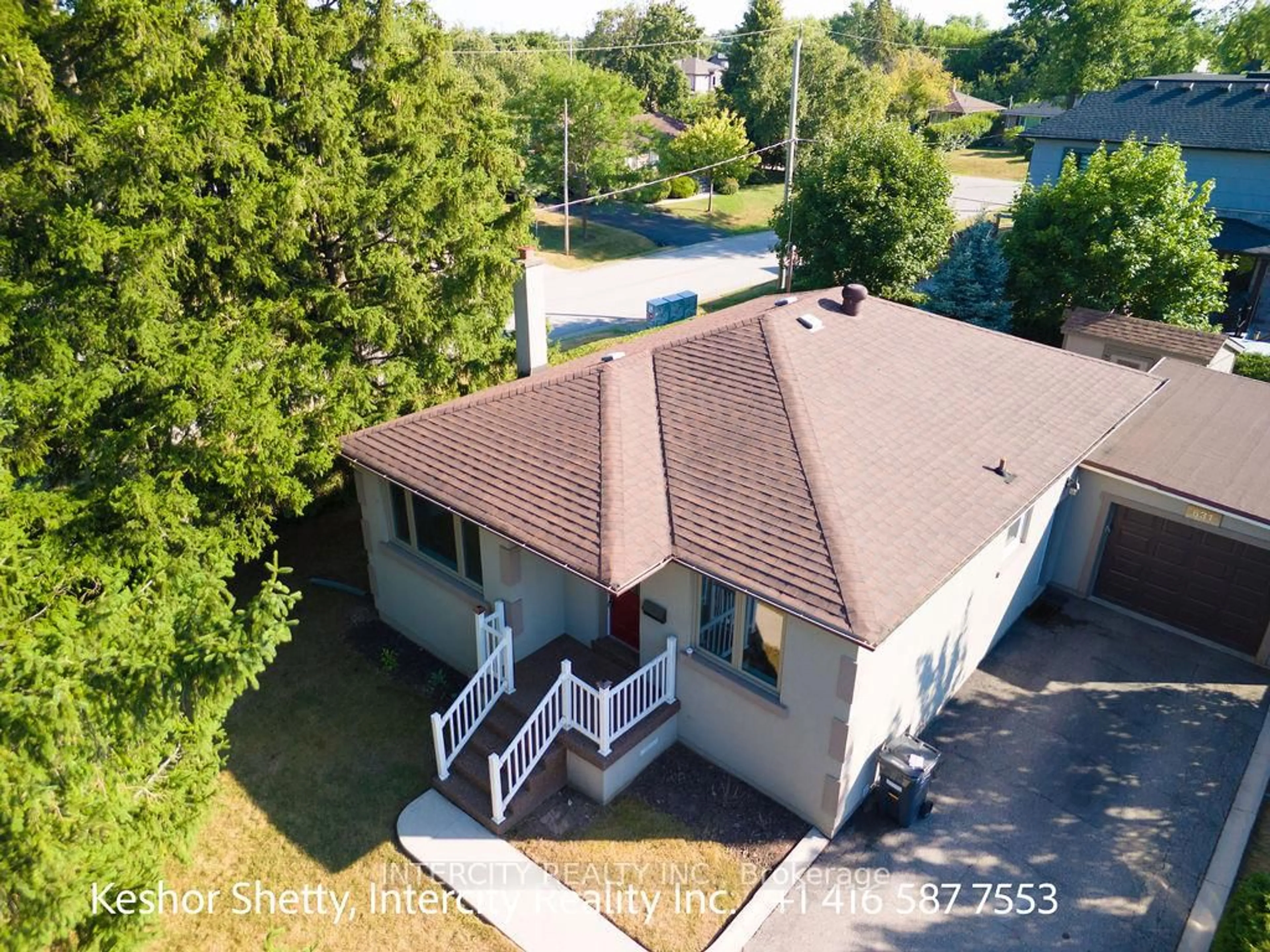 A pic from outside/outdoor area/front of a property/back of a property/a pic from drone, unknown for 631 Trudale Crt, Oakville Ontario L6L 4H2