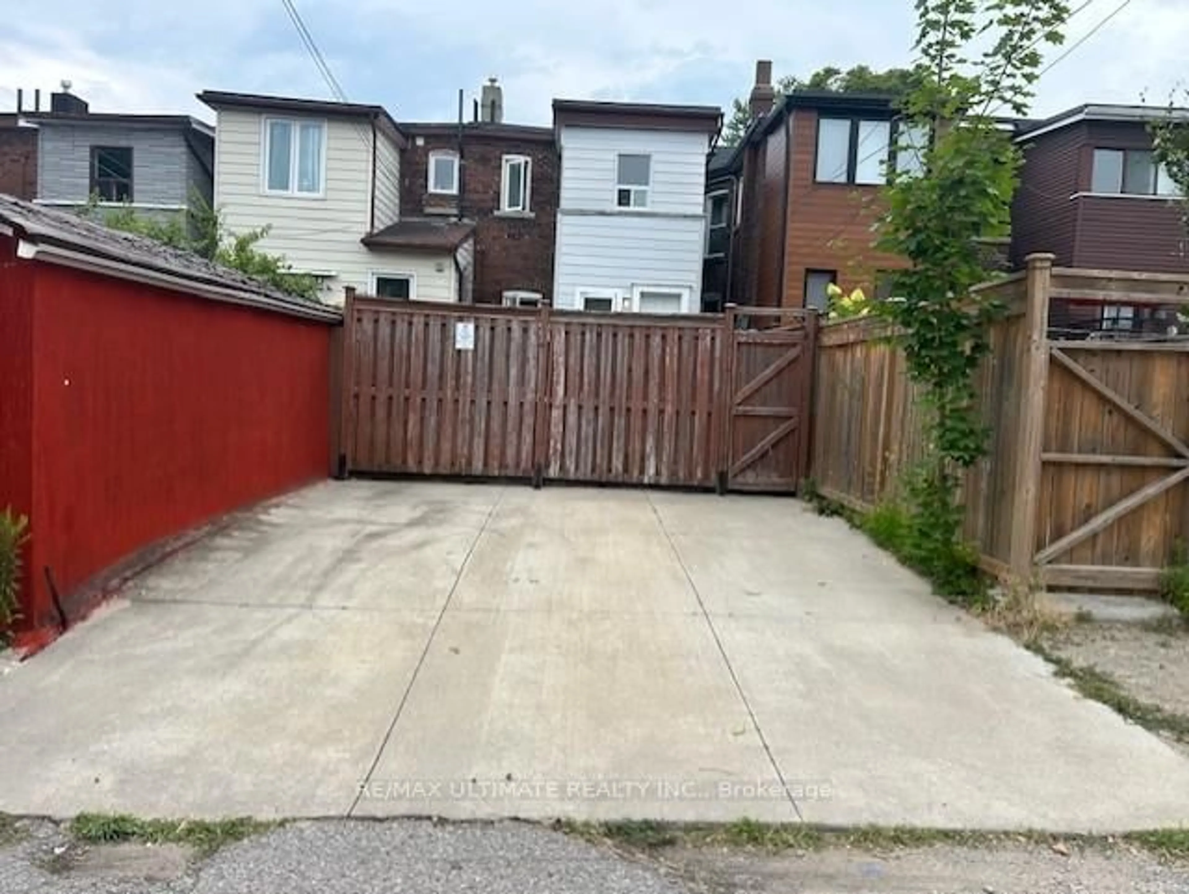 A pic from outside/outdoor area/front of a property/back of a property/a pic from drone, street for 31 St. Clair Gdns, Toronto Ontario M6E 3V6