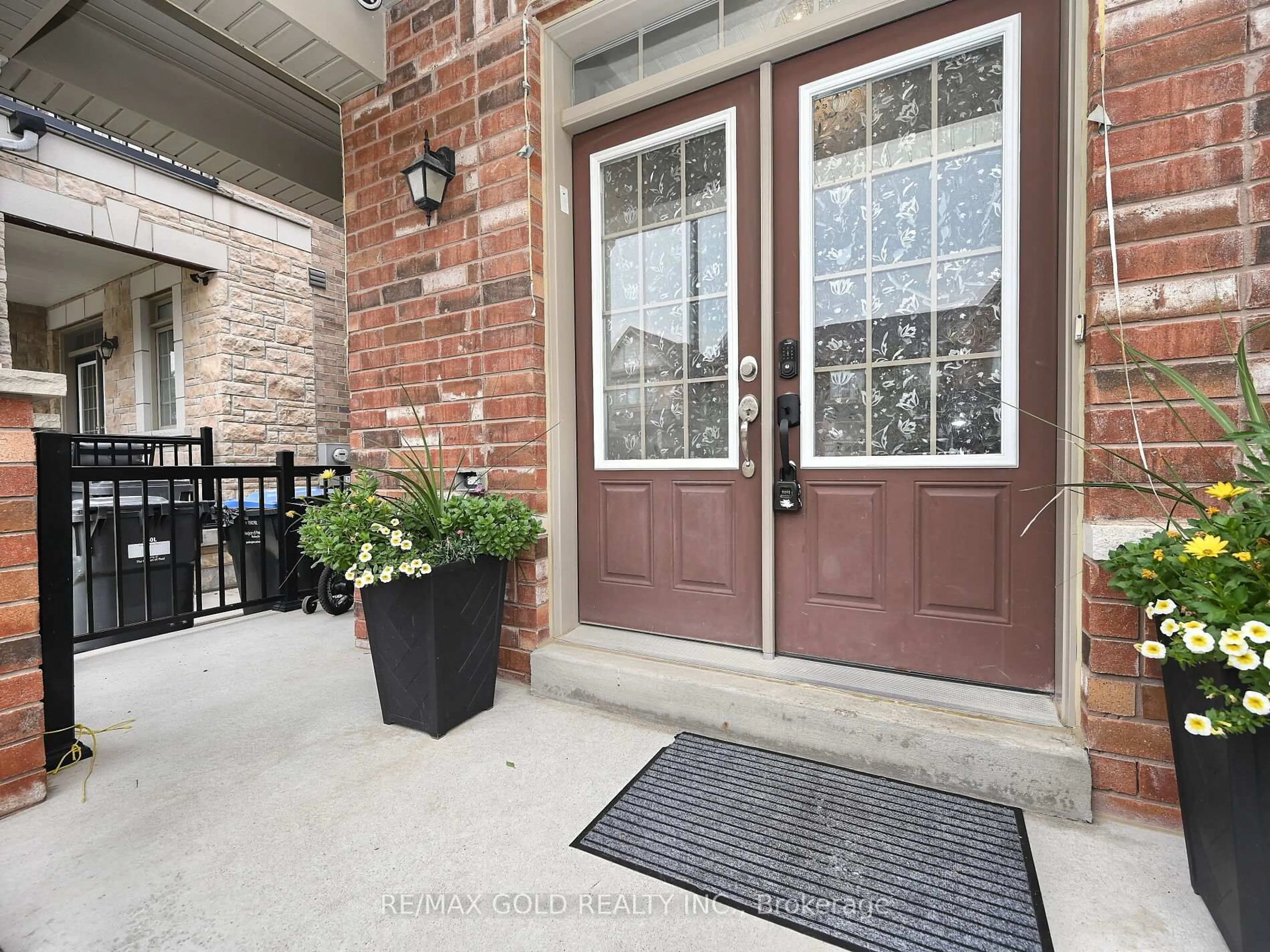 Indoor entryway for 96 Ledger Point Cres, Brampton Ontario L6R 3W1