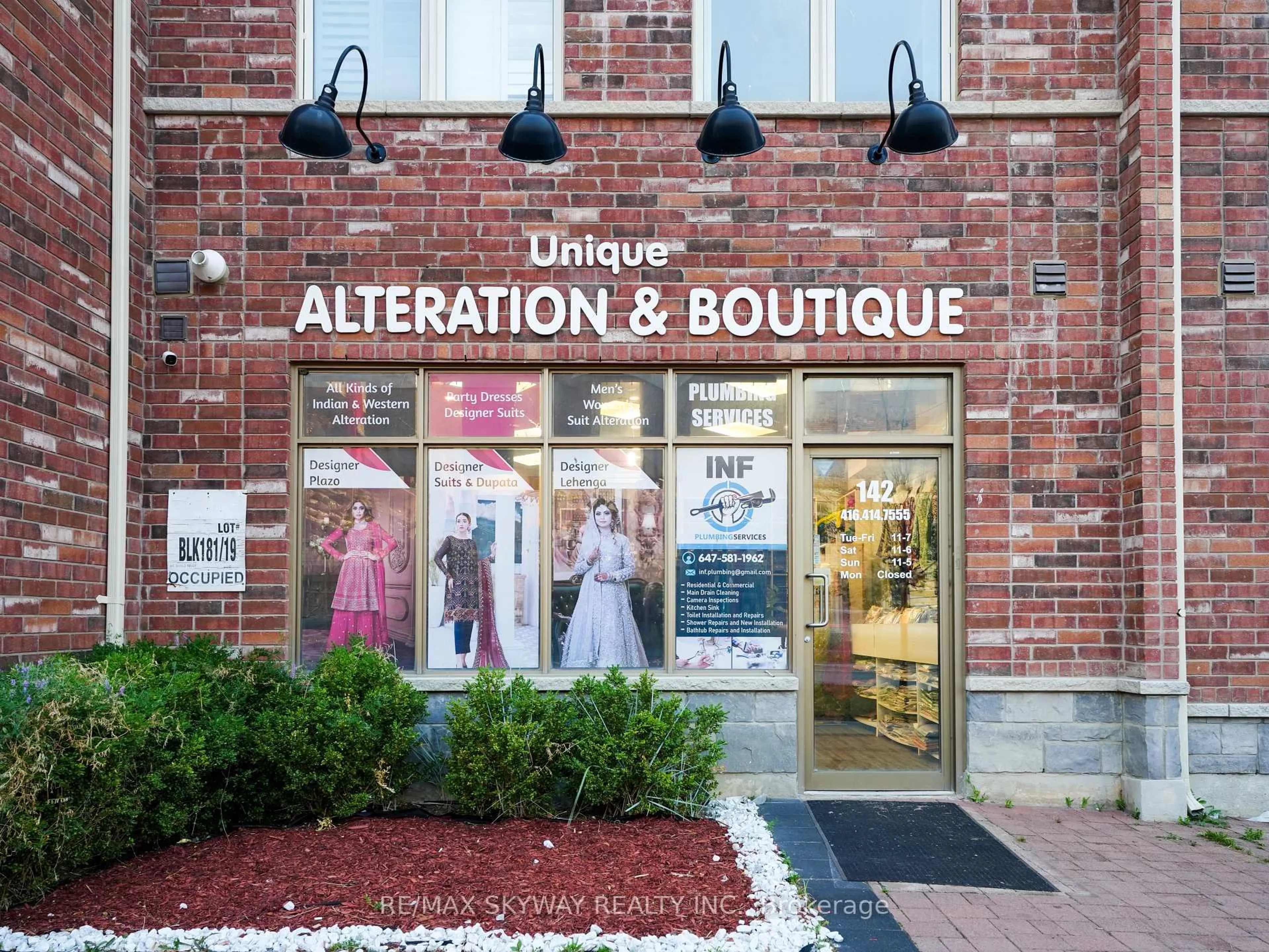 Indoor foyer for 142 Inspire Blvd, Brampton Ontario L6R 3X7