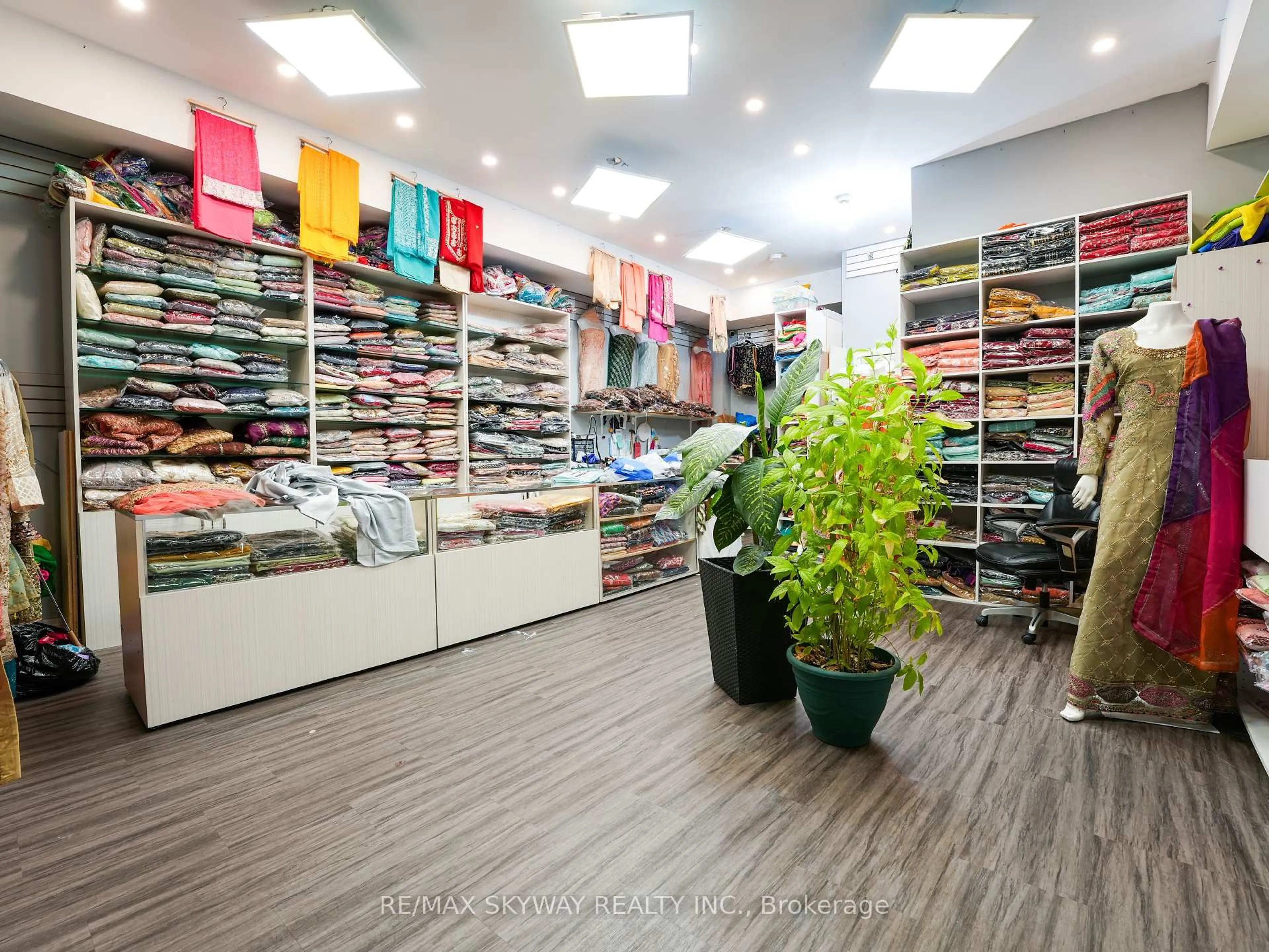 Indoor foyer for 142 Inspire Blvd, Brampton Ontario L6R 3X7